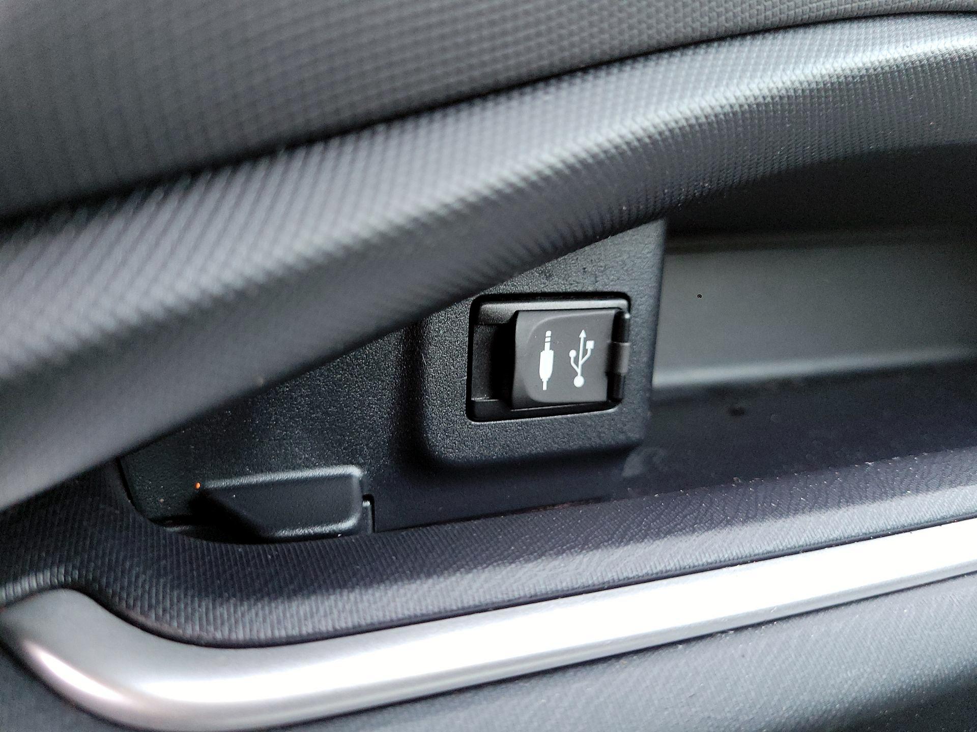 Thumbnail: 2016 Toyota Prius c - 17