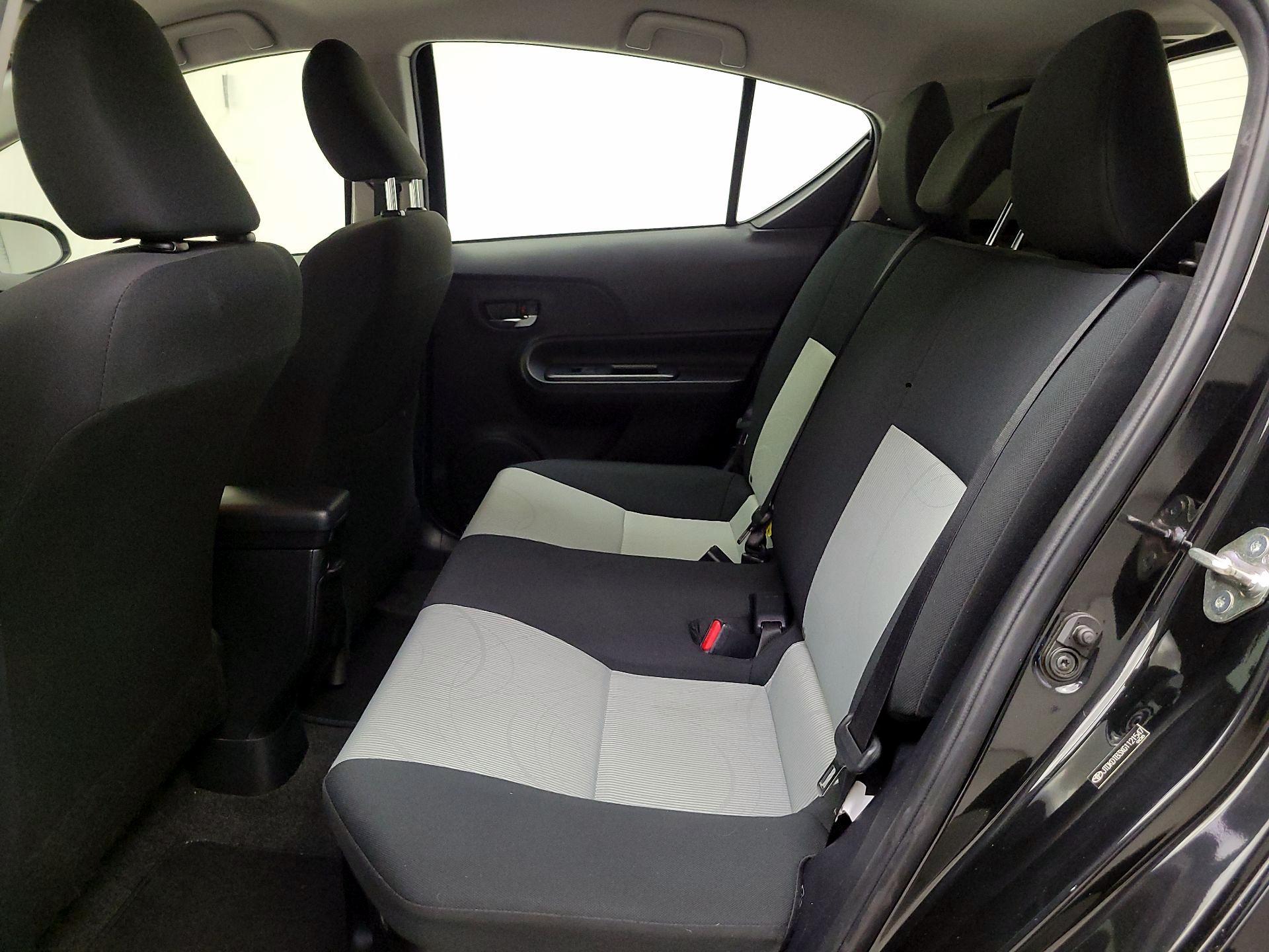 Thumbnail: 2016 Toyota Prius c - 18