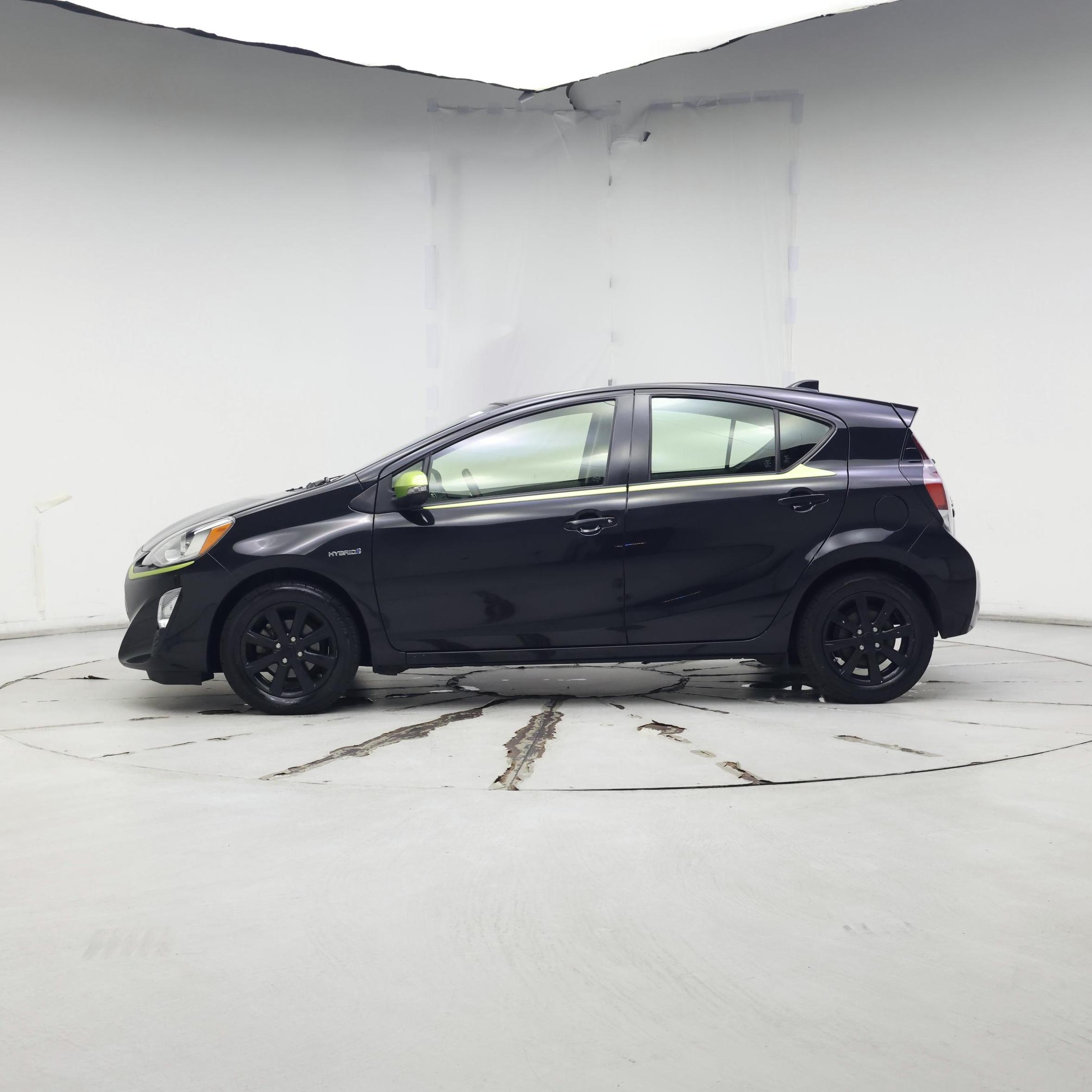 Thumbnail: 2016 Toyota Prius c - 3