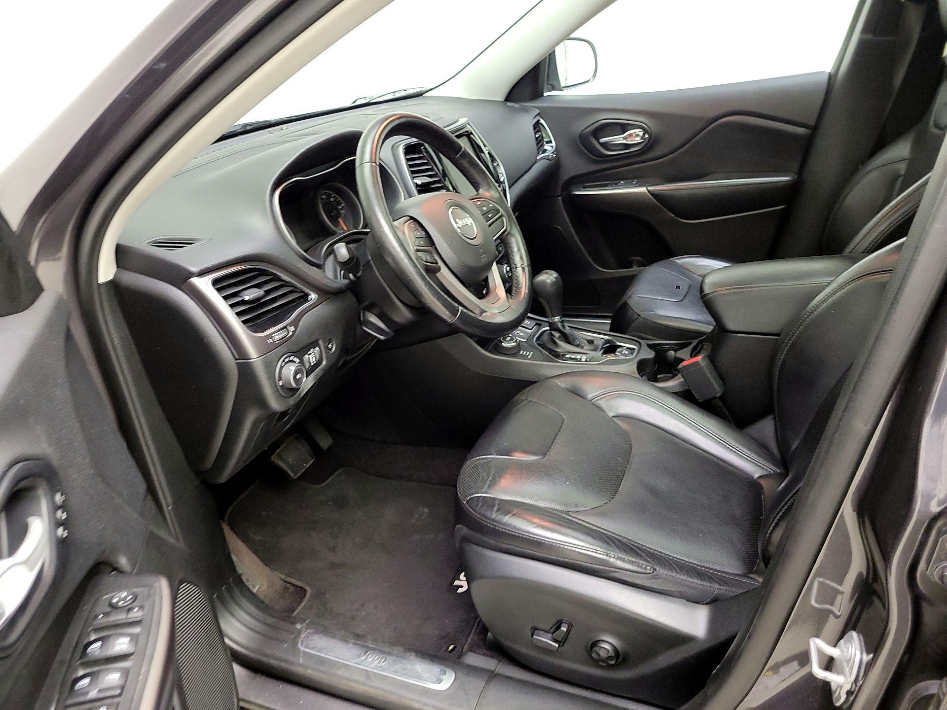 Thumbnail: 2019 Jeep Cherokee - 11