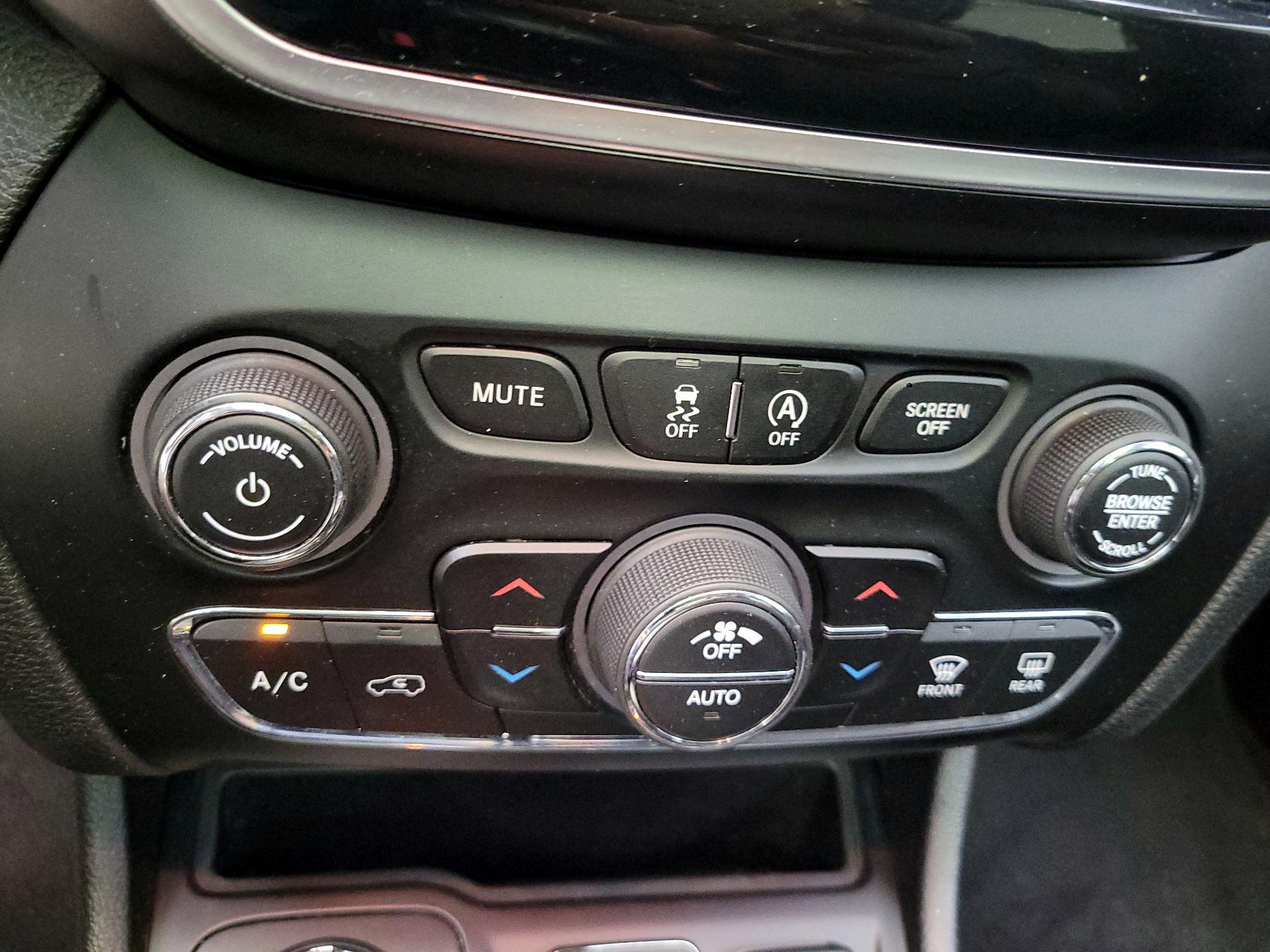 Thumbnail: 2019 Jeep Cherokee - 16