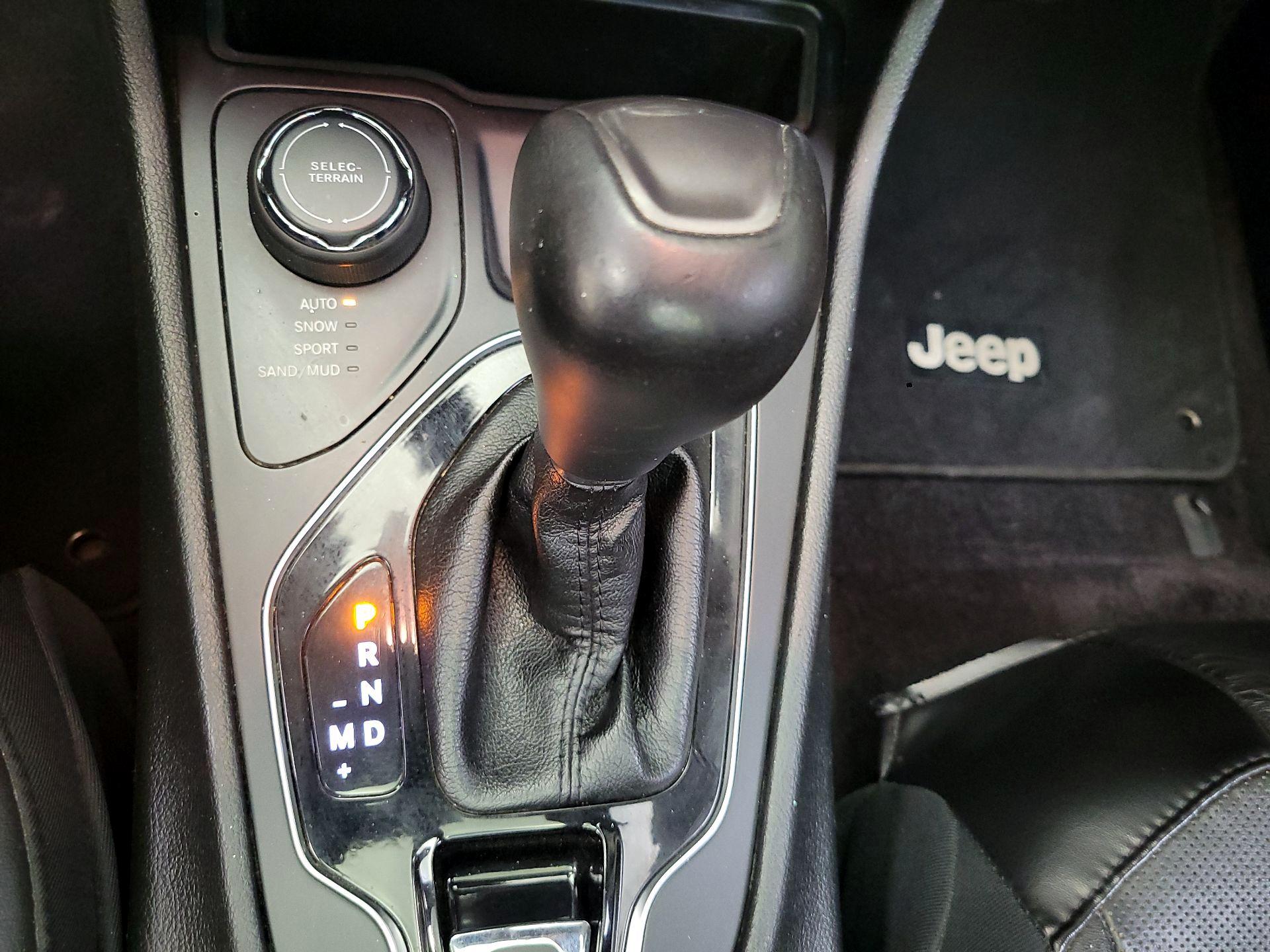 Thumbnail: 2019 Jeep Cherokee - 17