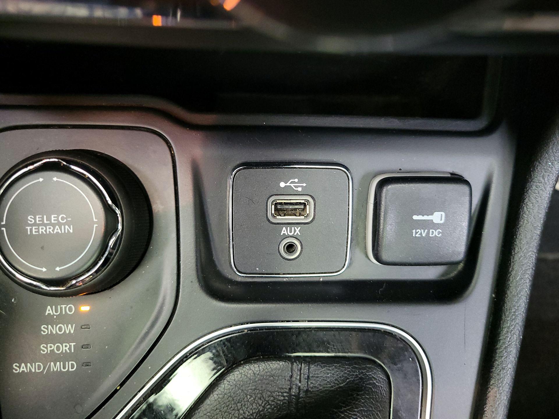 Thumbnail: 2019 Jeep Cherokee - 18