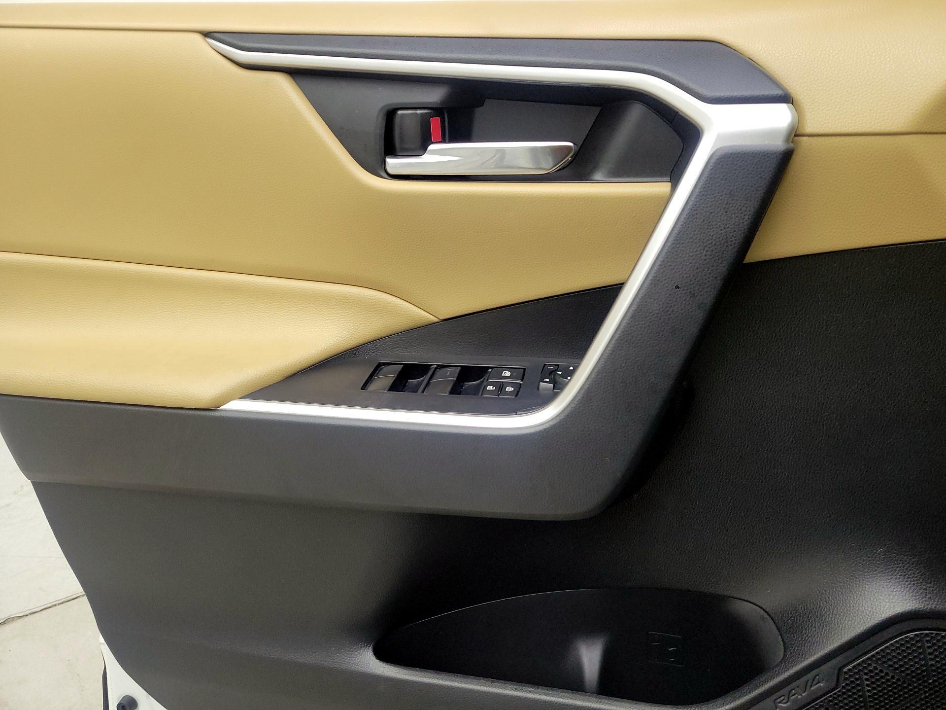 Thumbnail: 2019 Toyota RAV4 - 12