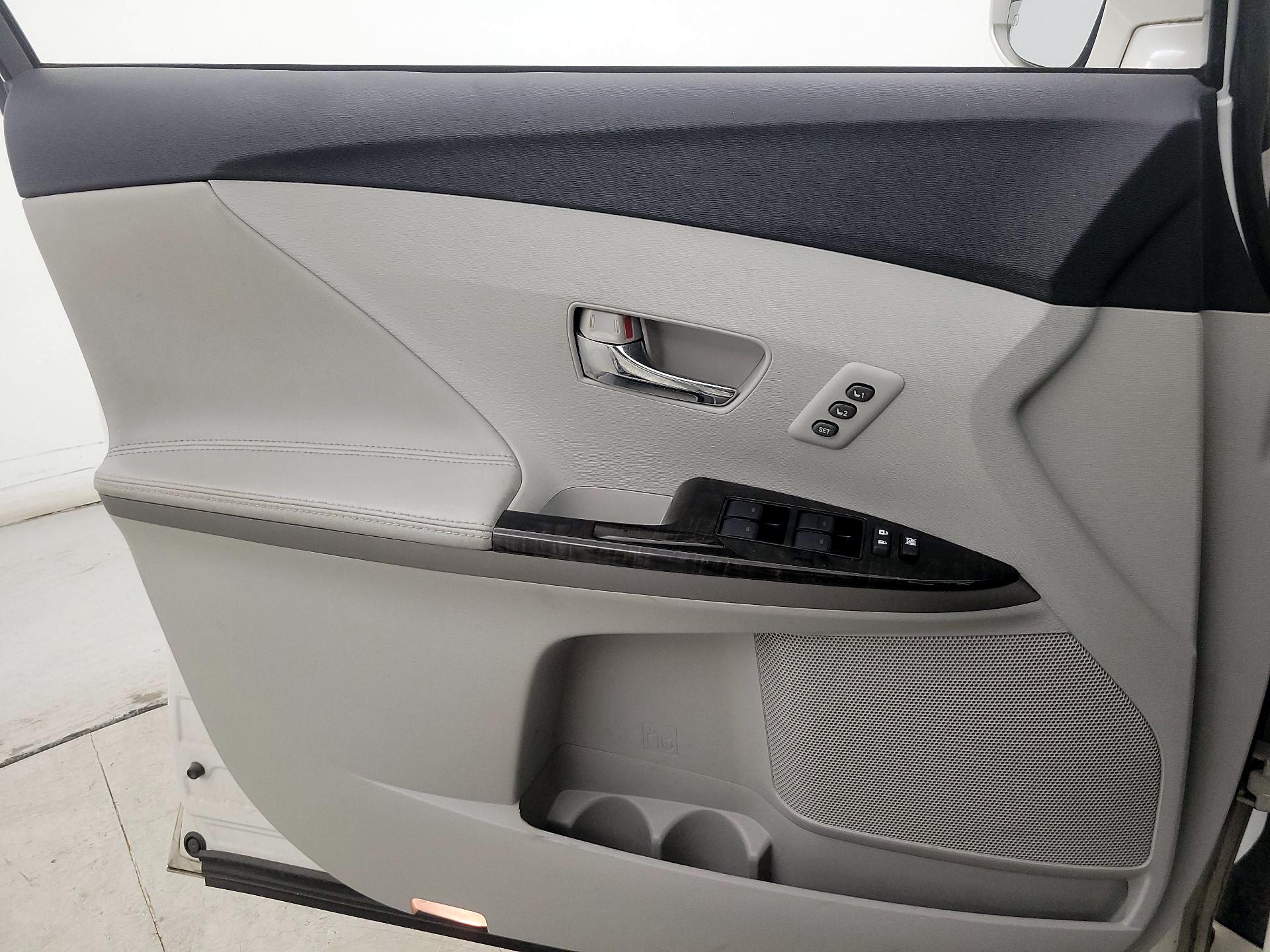 Thumbnail: 2015 Toyota Venza - 12