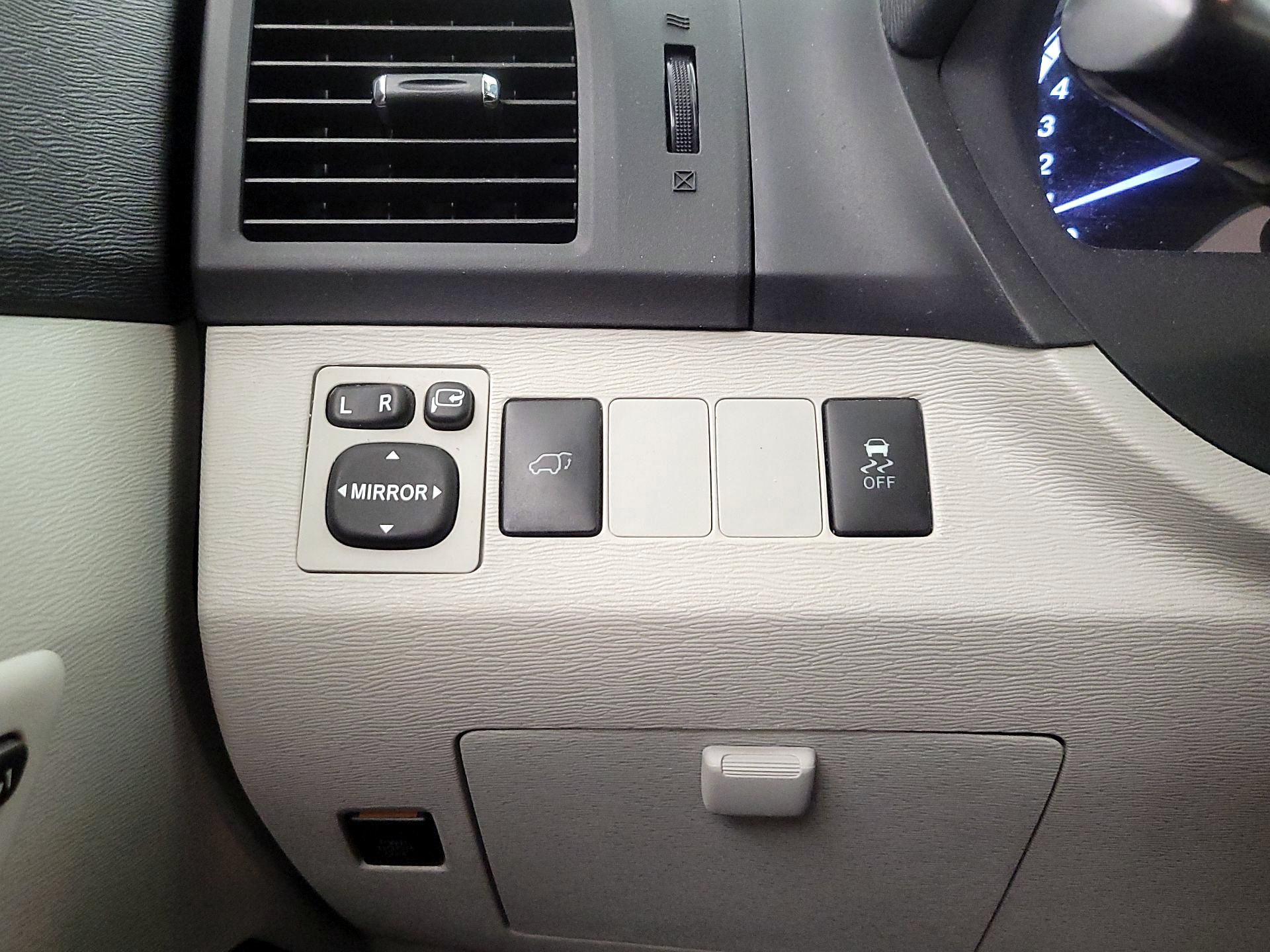Thumbnail: 2015 Toyota Venza - 13
