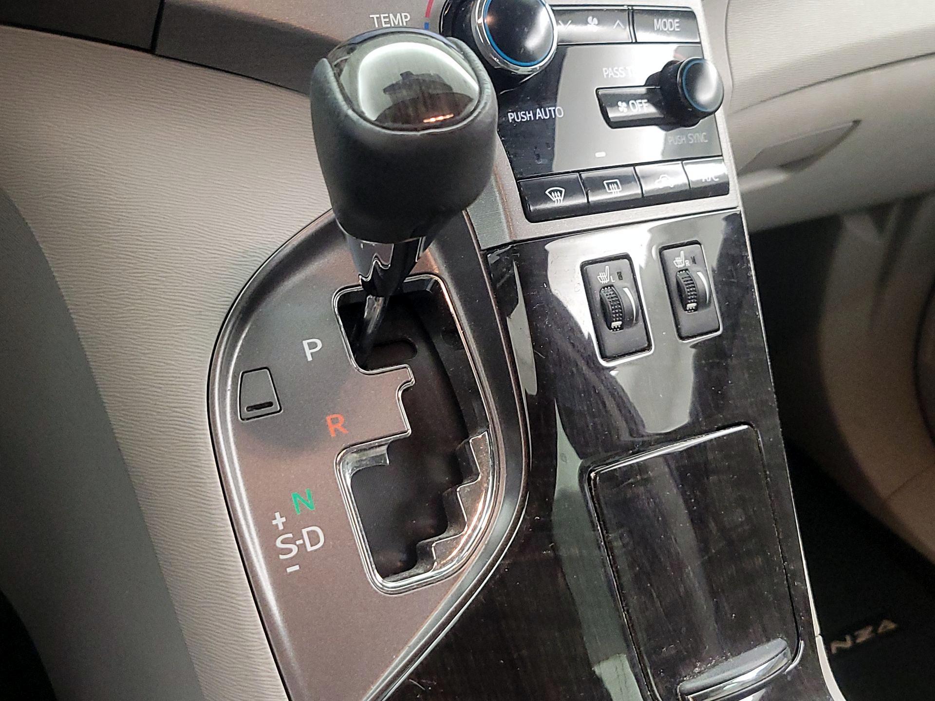 Thumbnail: 2015 Toyota Venza - 17