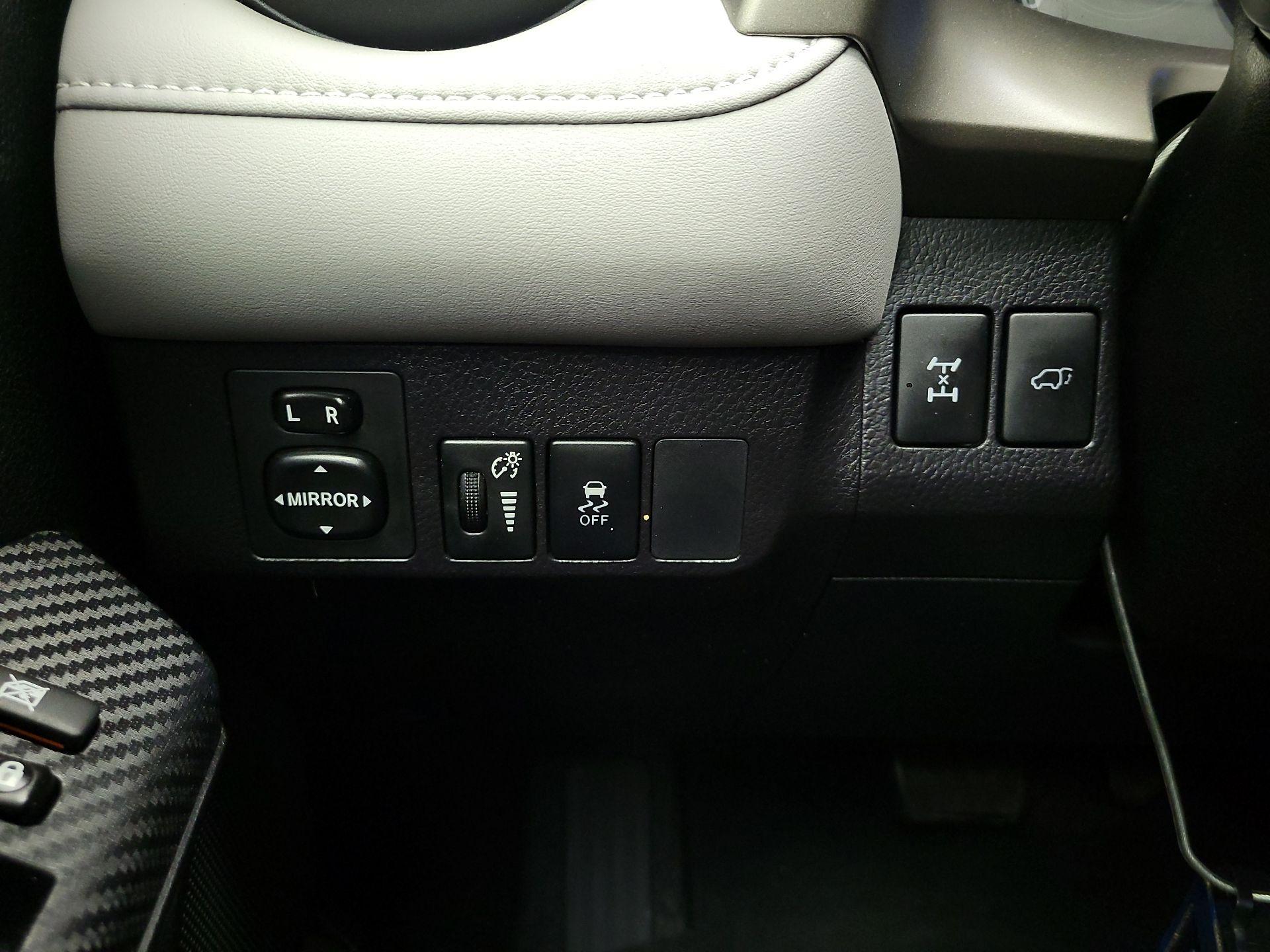 Thumbnail: 2015 Toyota RAV4 - 13