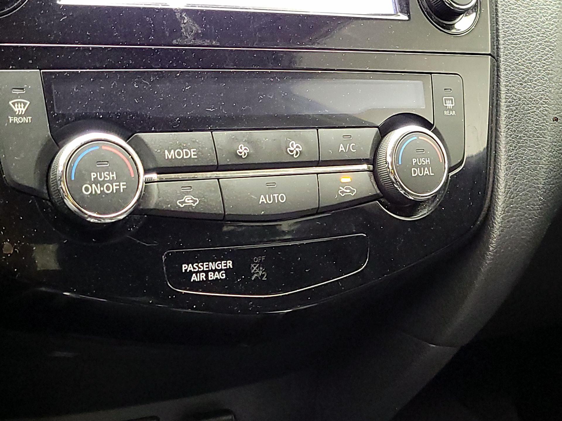 Thumbnail: 2015 Nissan Rogue - 17