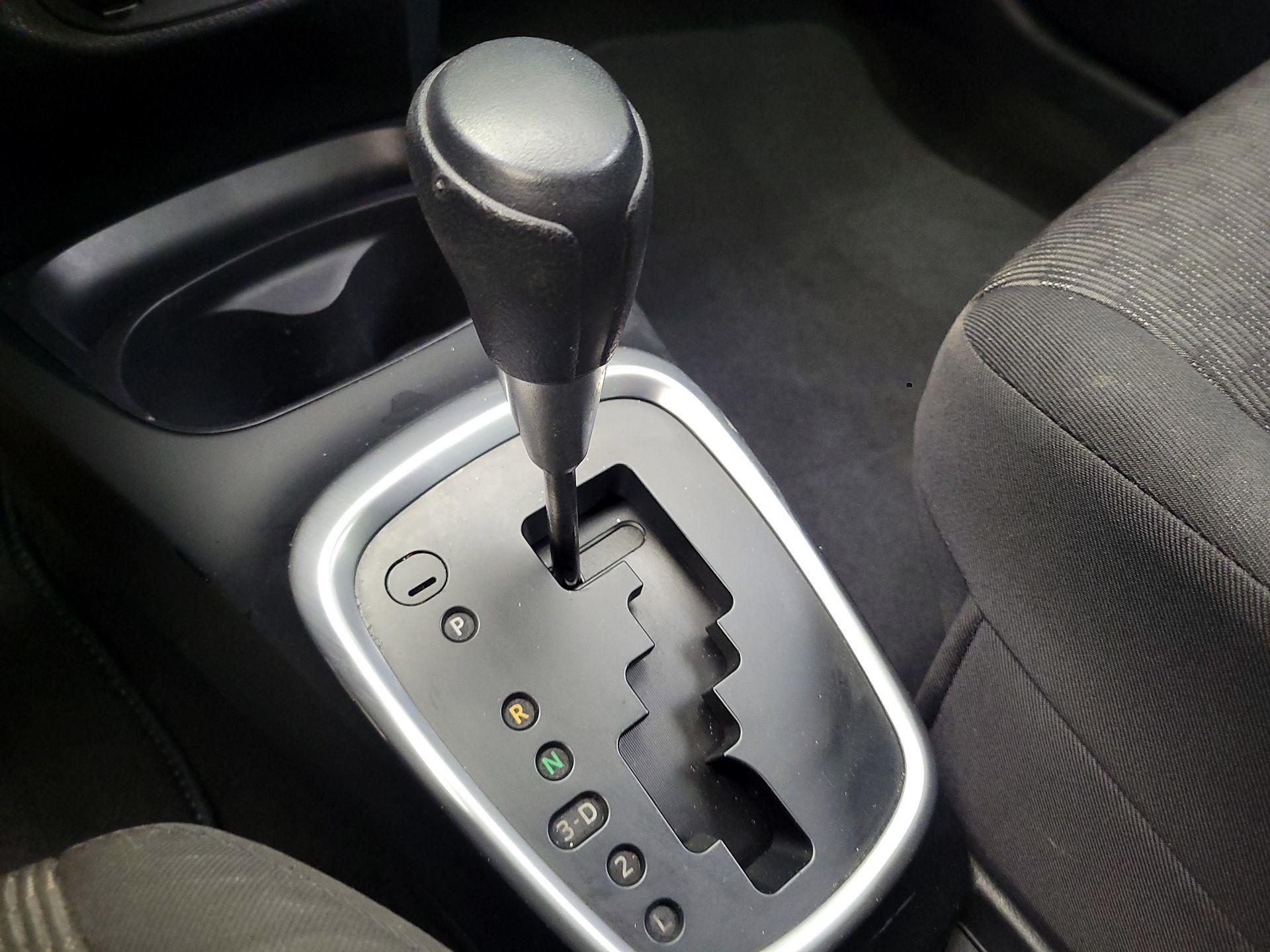 Thumbnail: 2015 Toyota Yaris - 16