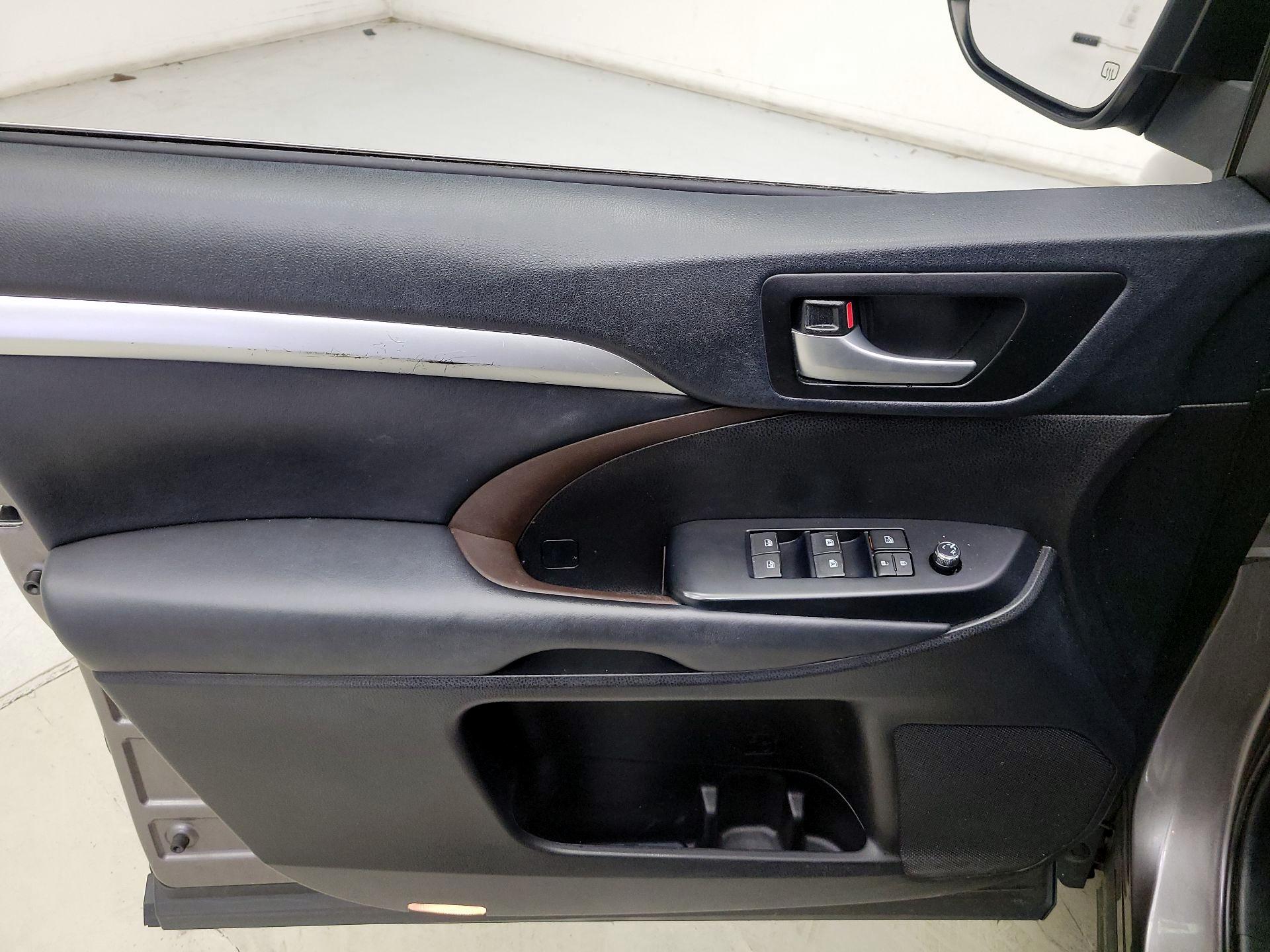 Thumbnail: 2019 Toyota Highlander - 12