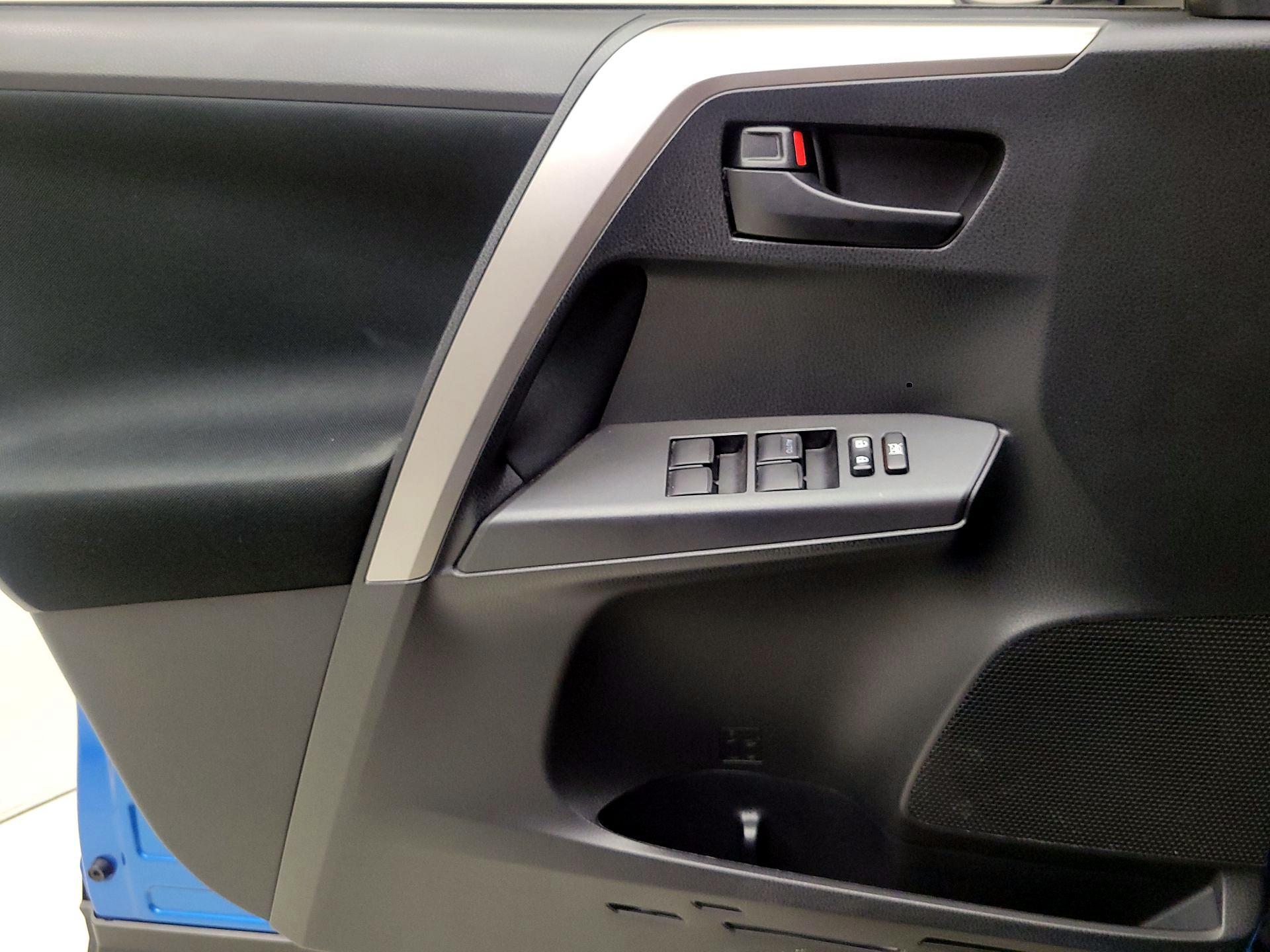 Thumbnail: 2018 Toyota RAV4 - 12