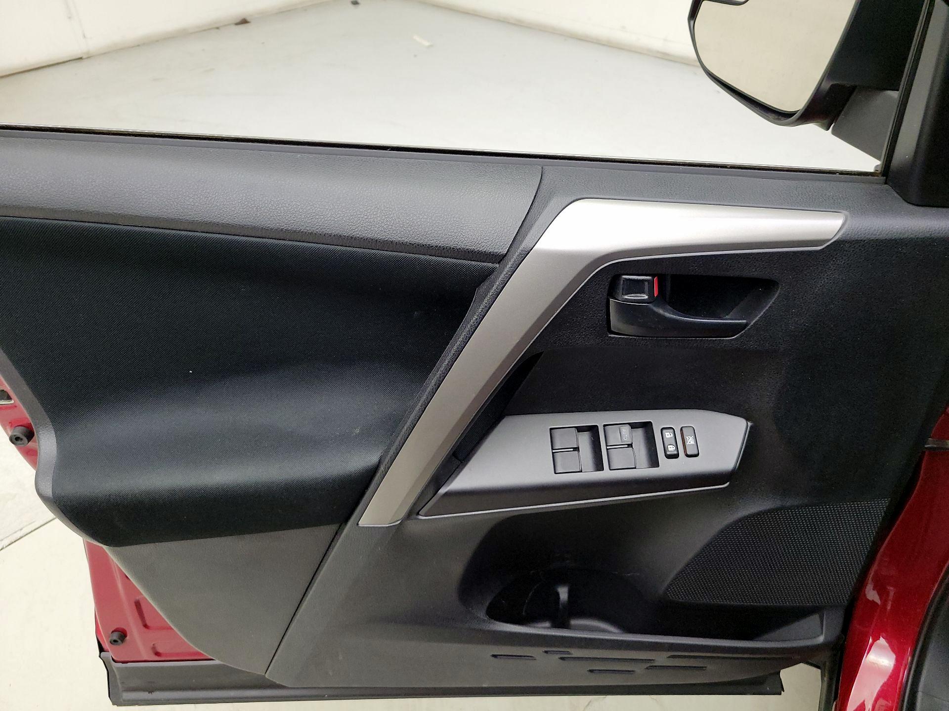 Thumbnail: 2018 Toyota RAV4 - 12