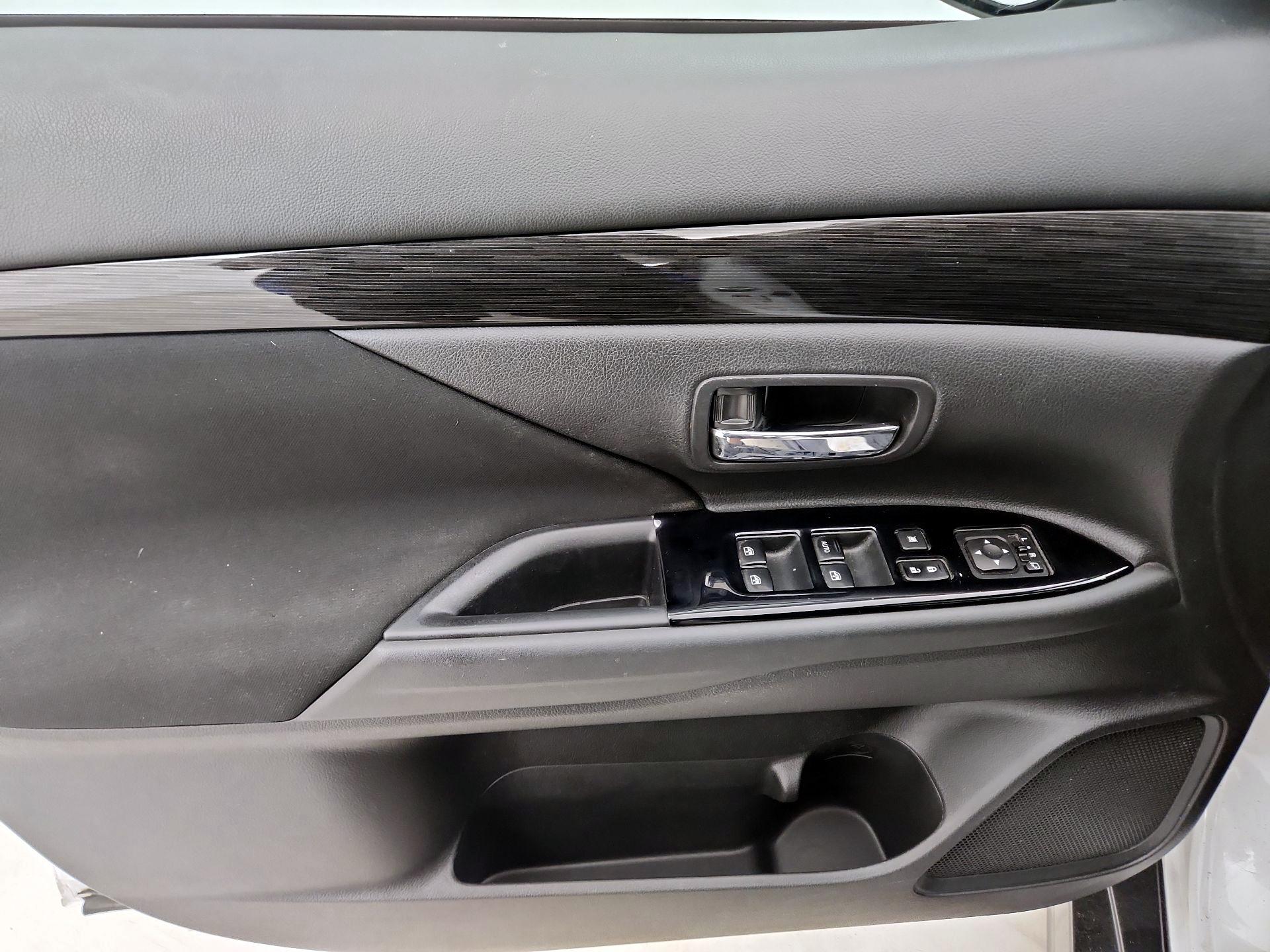 Thumbnail: 2018 Mitsubishi Outlander - 12