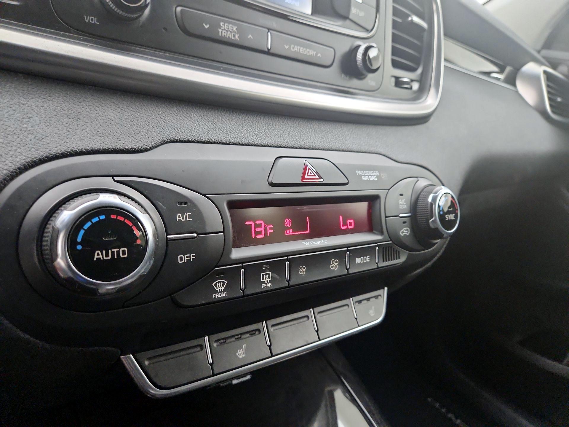 Thumbnail: 2016 Kia Sorento - 16