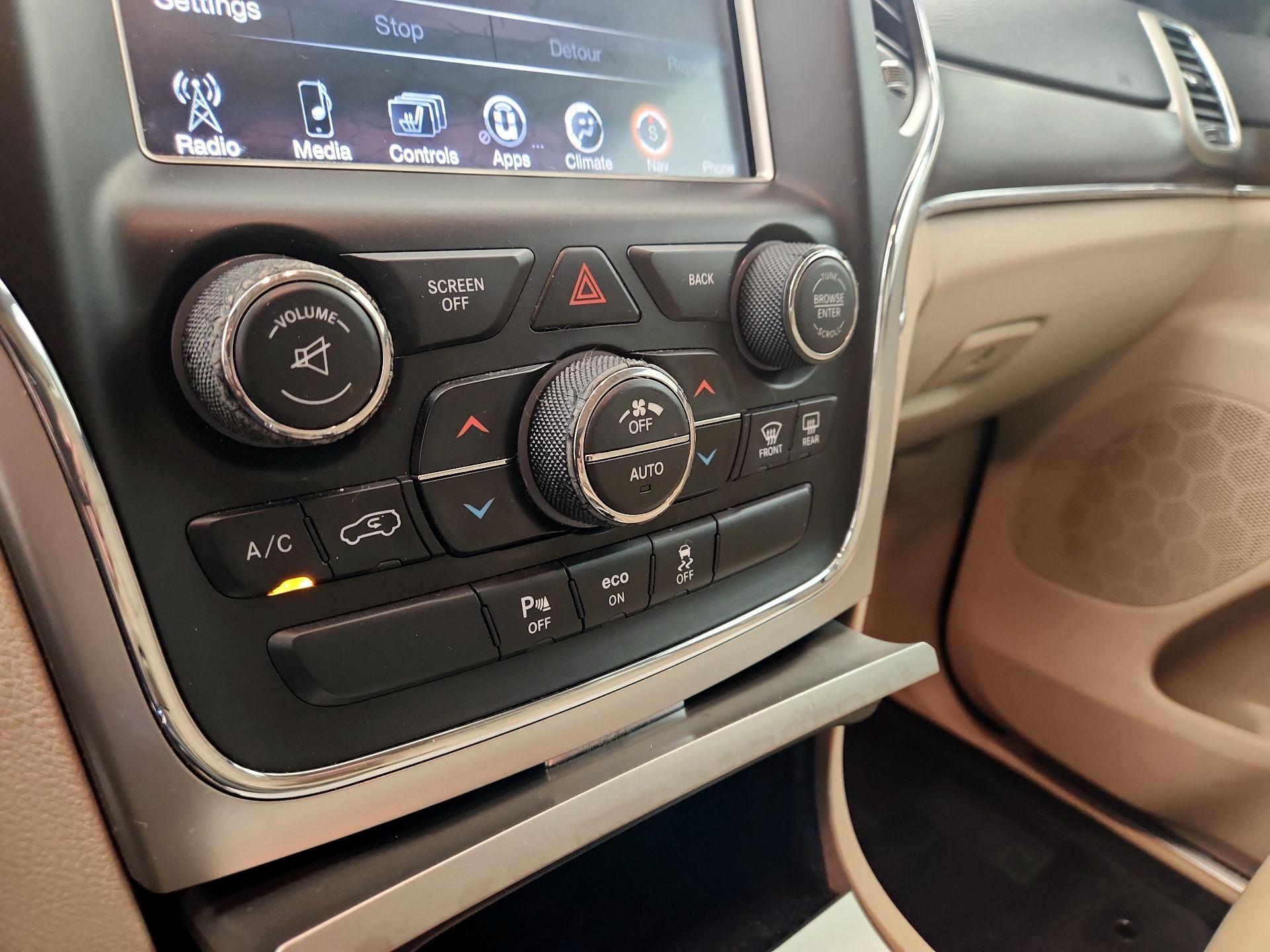 Thumbnail: 2015 Jeep Grand Cherokee - 17