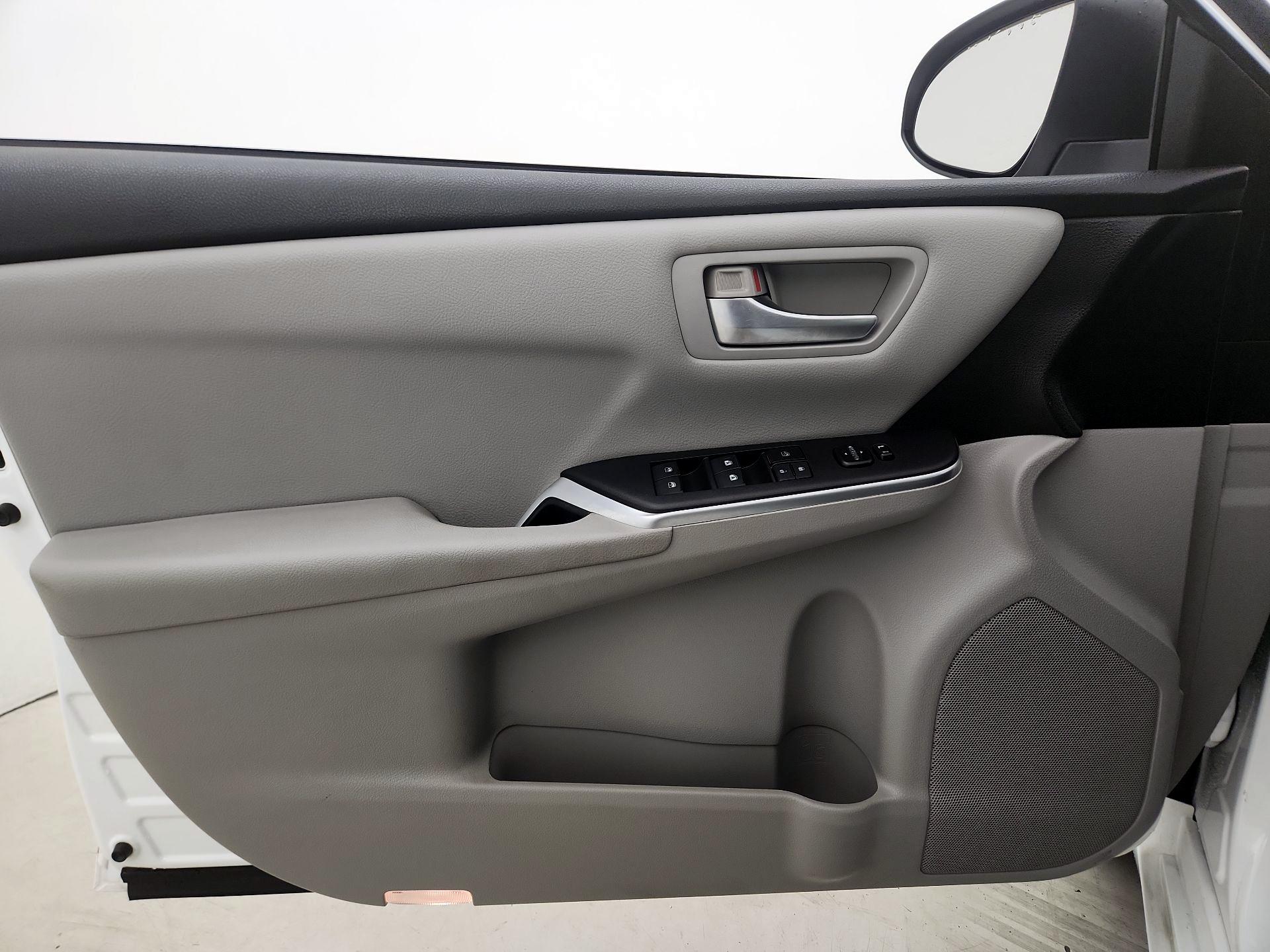 Thumbnail: 2015 Toyota Camry - 12