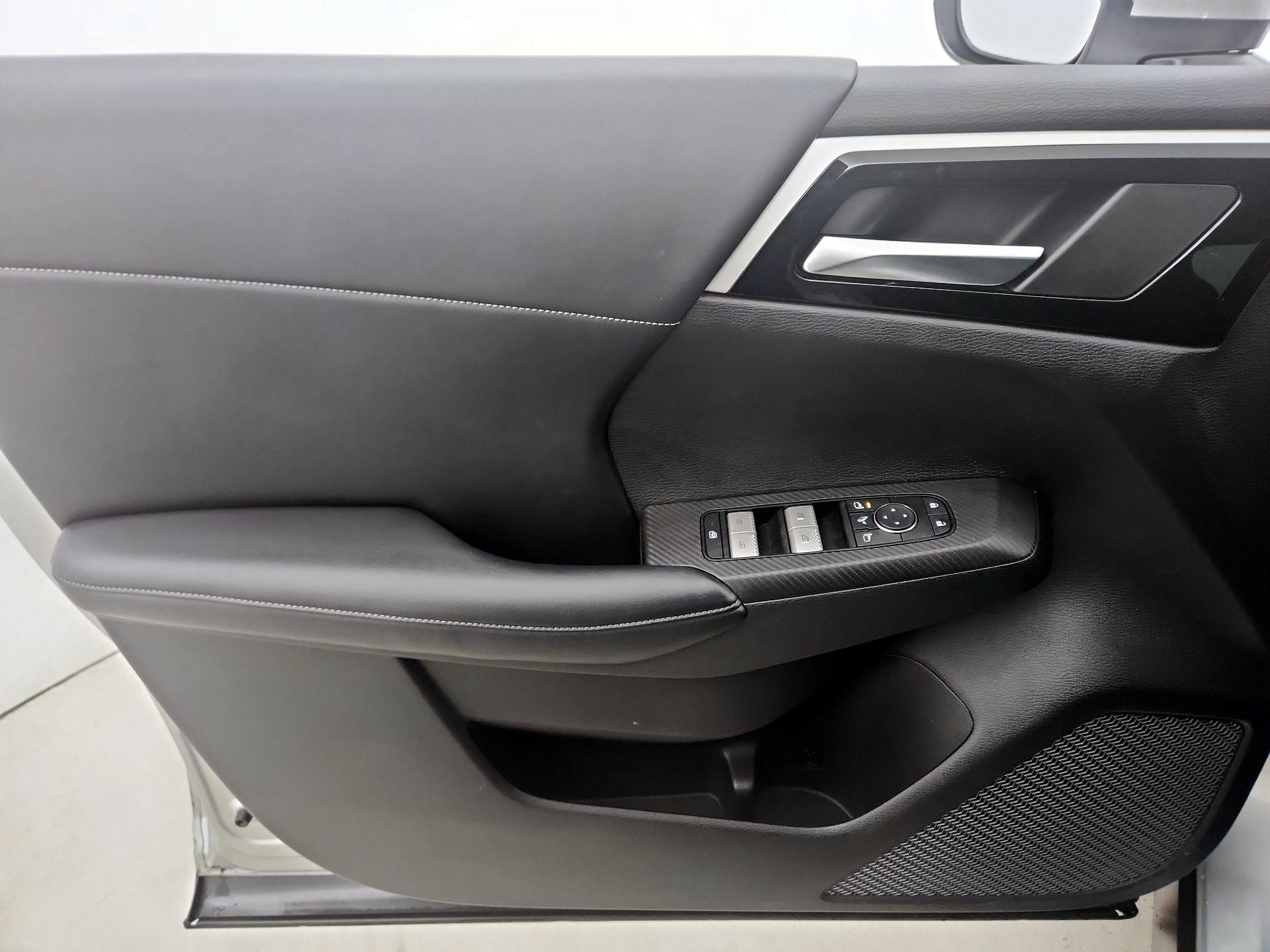 Thumbnail: 2023 Mitsubishi Outlander - 12