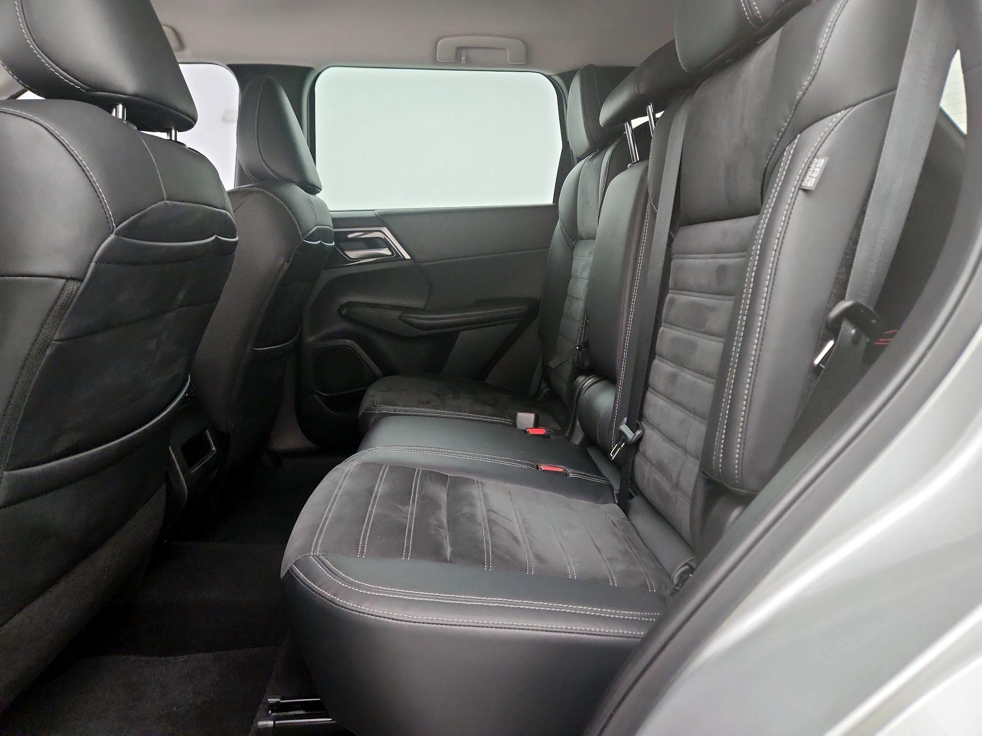 Thumbnail: 2023 Mitsubishi Outlander - 20