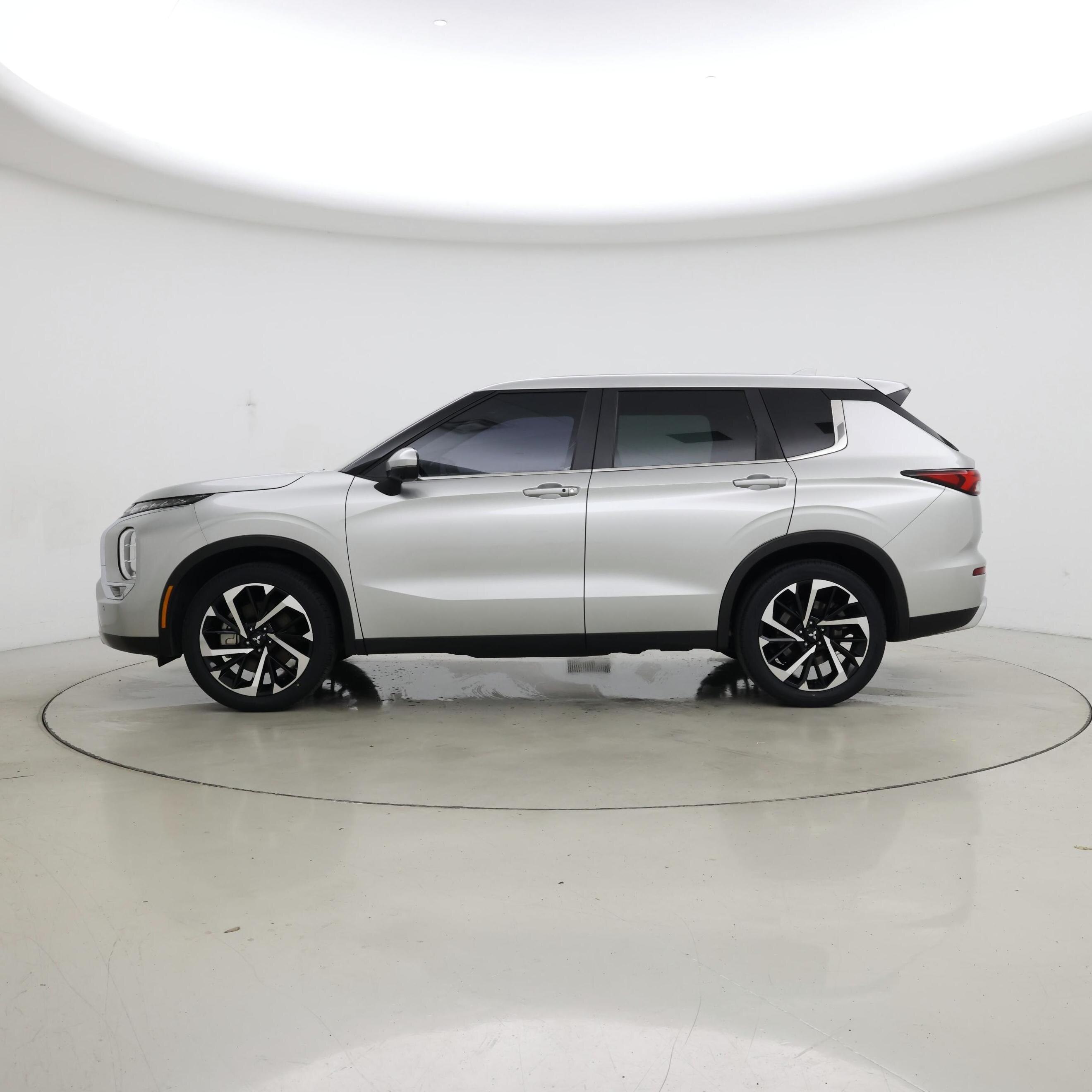Thumbnail: 2023 Mitsubishi Outlander - 3