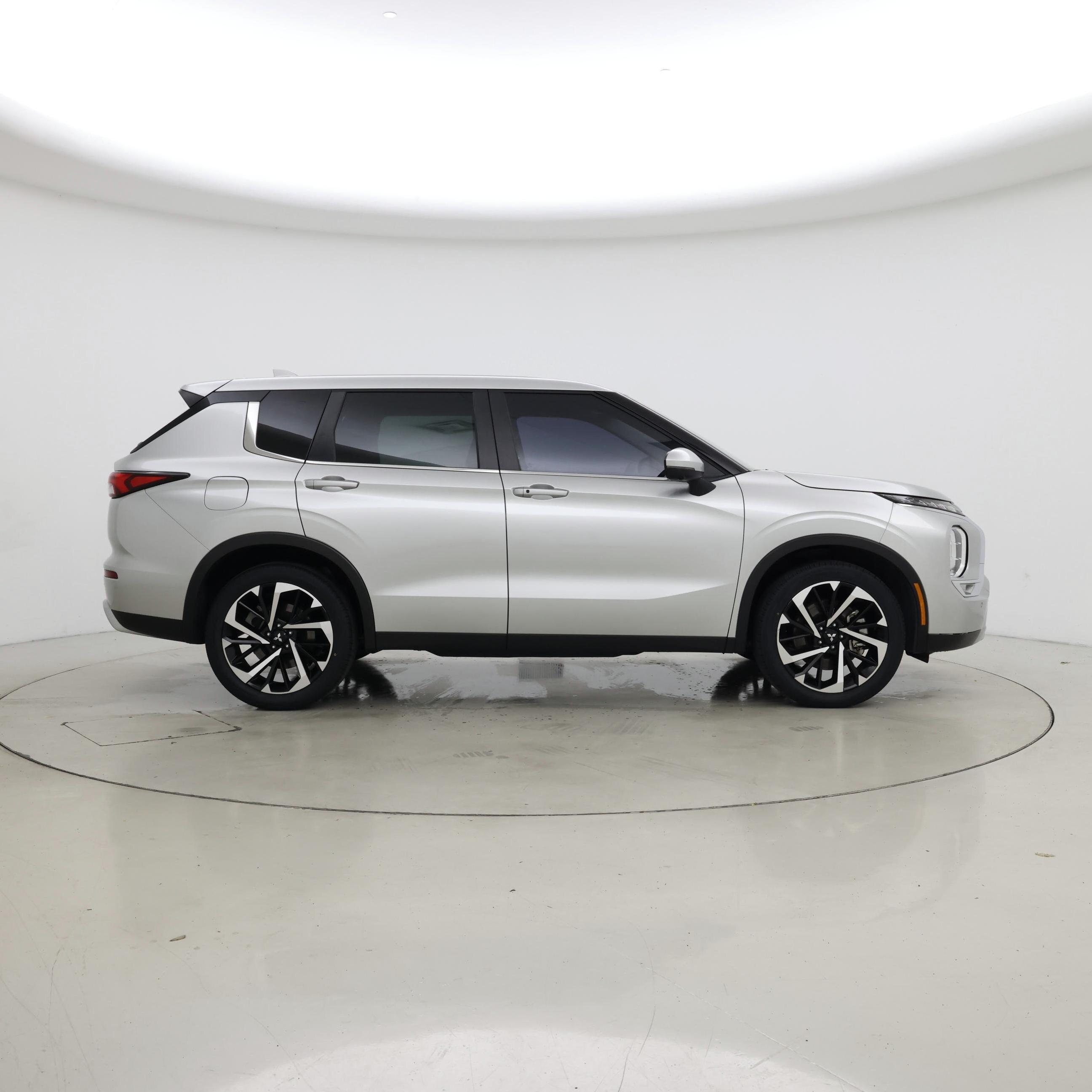 Thumbnail: 2023 Mitsubishi Outlander - 7