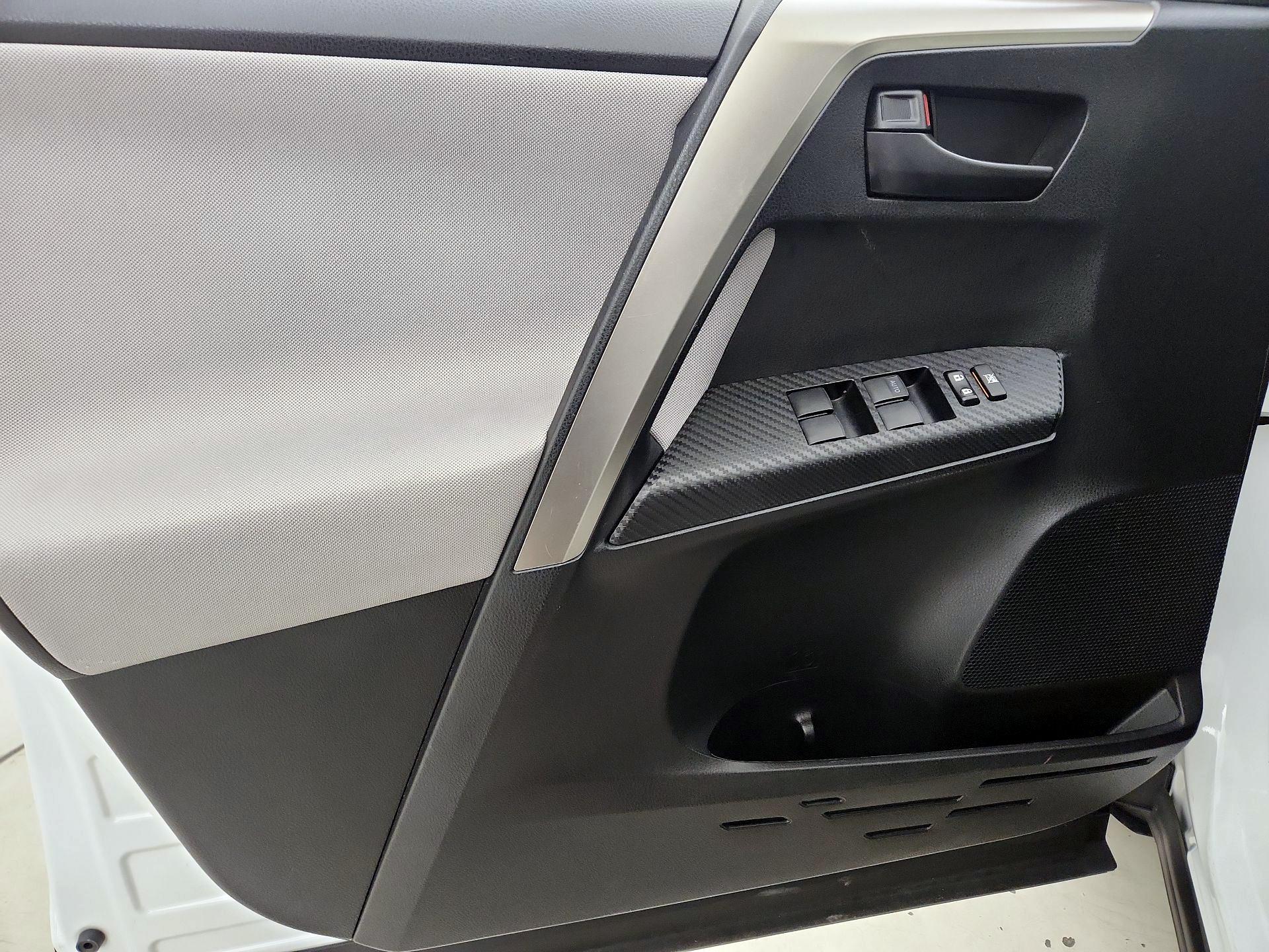 Thumbnail: 2015 Toyota RAV4 - 12