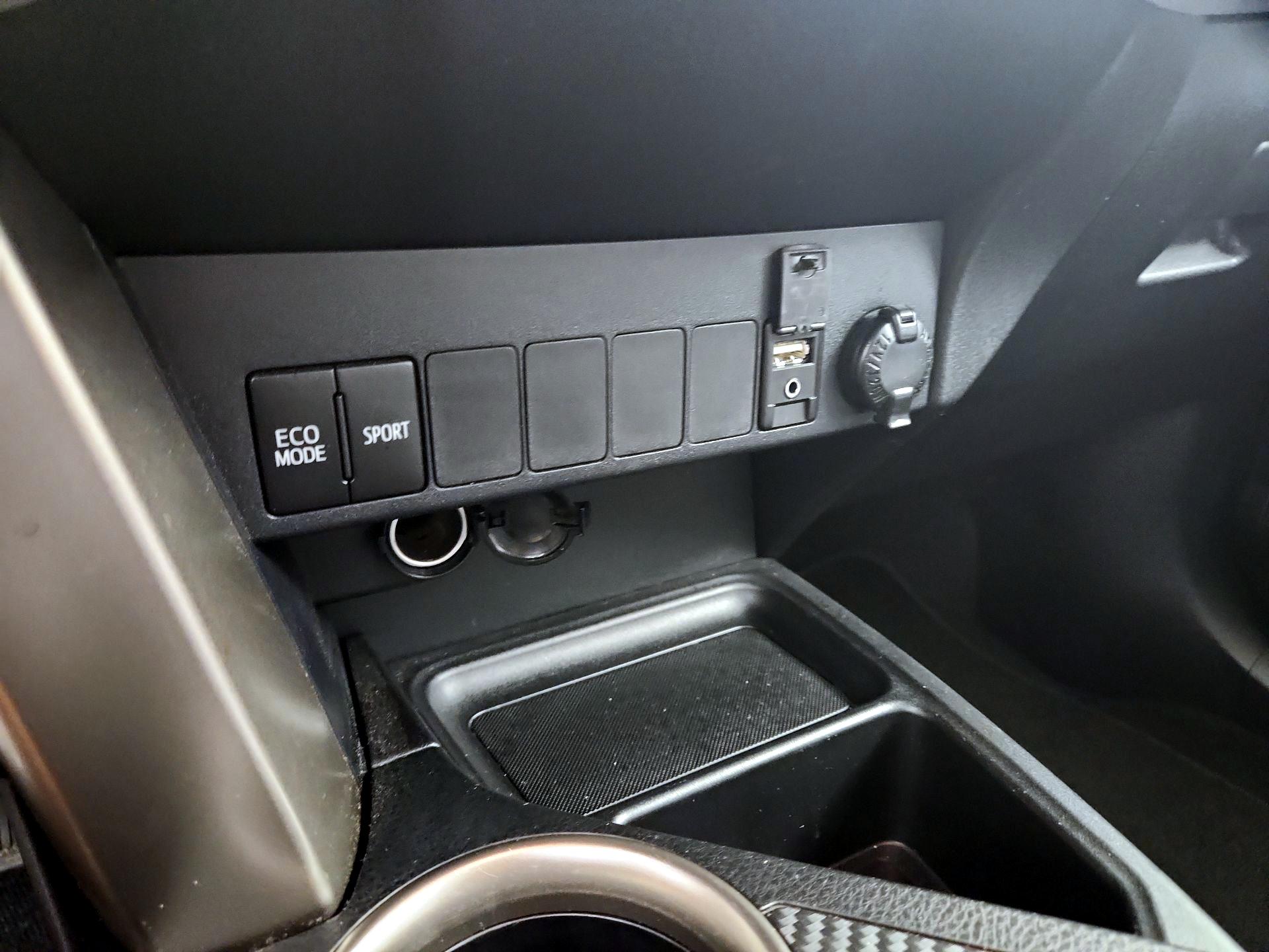 Thumbnail: 2015 Toyota RAV4 - 18