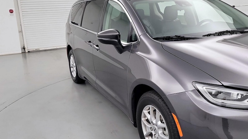 2023 Chrysler Pacifica Touring L Hero Image