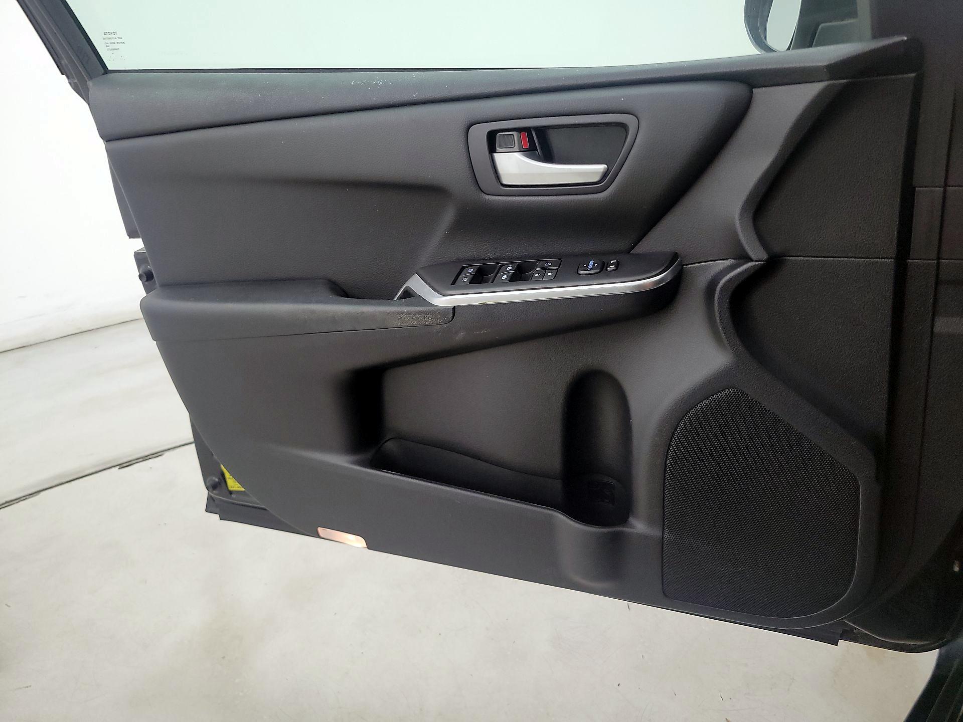 Thumbnail: 2015 Toyota Camry - 12