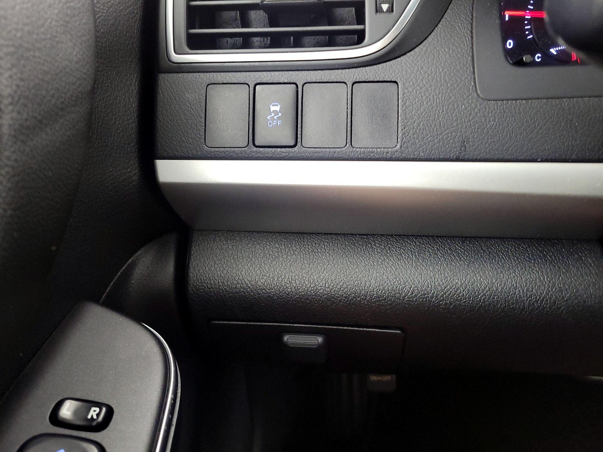Thumbnail: 2015 Toyota Camry - 13