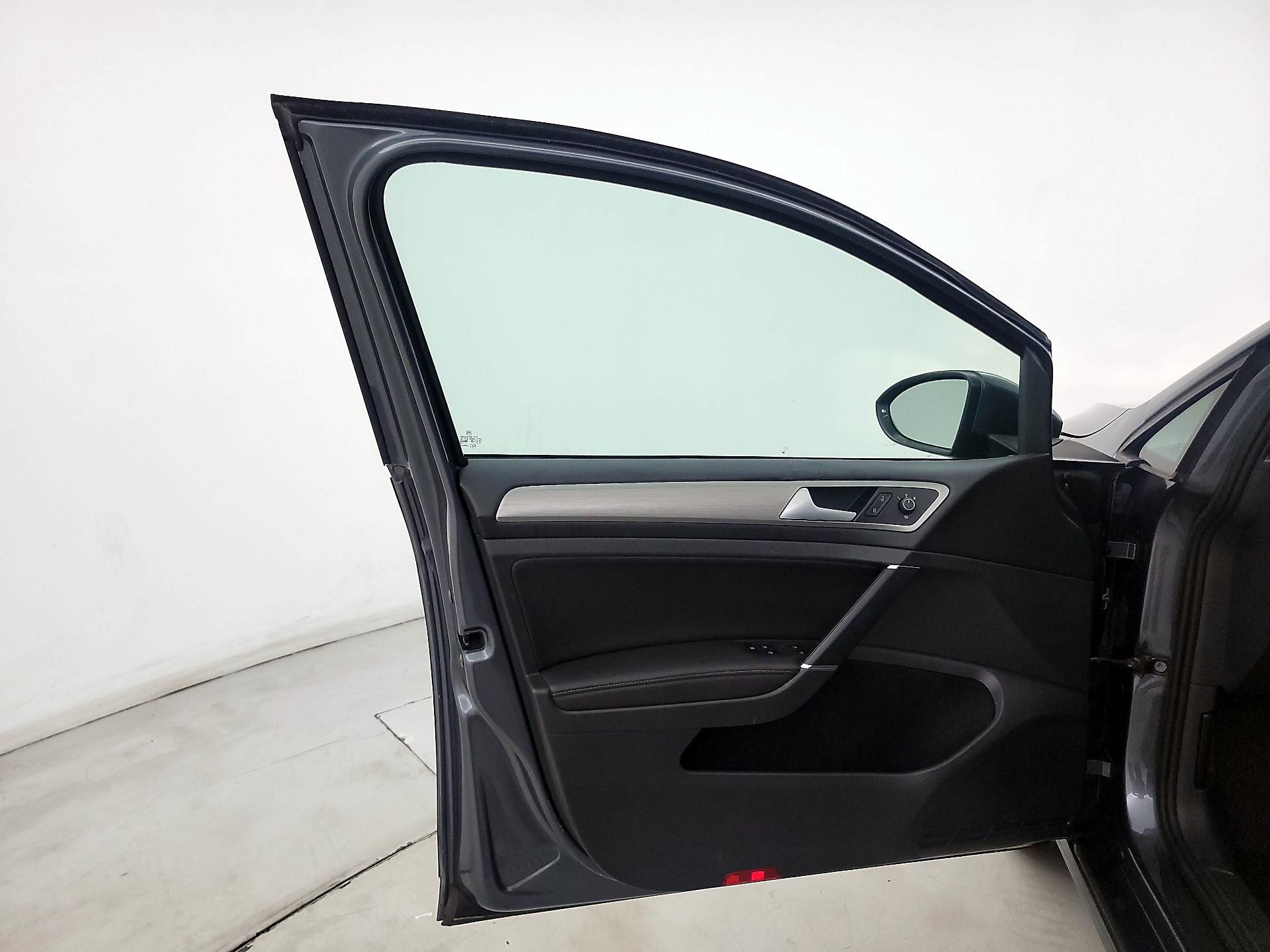 Thumbnail: 2015 Volkswagen Golf - 12