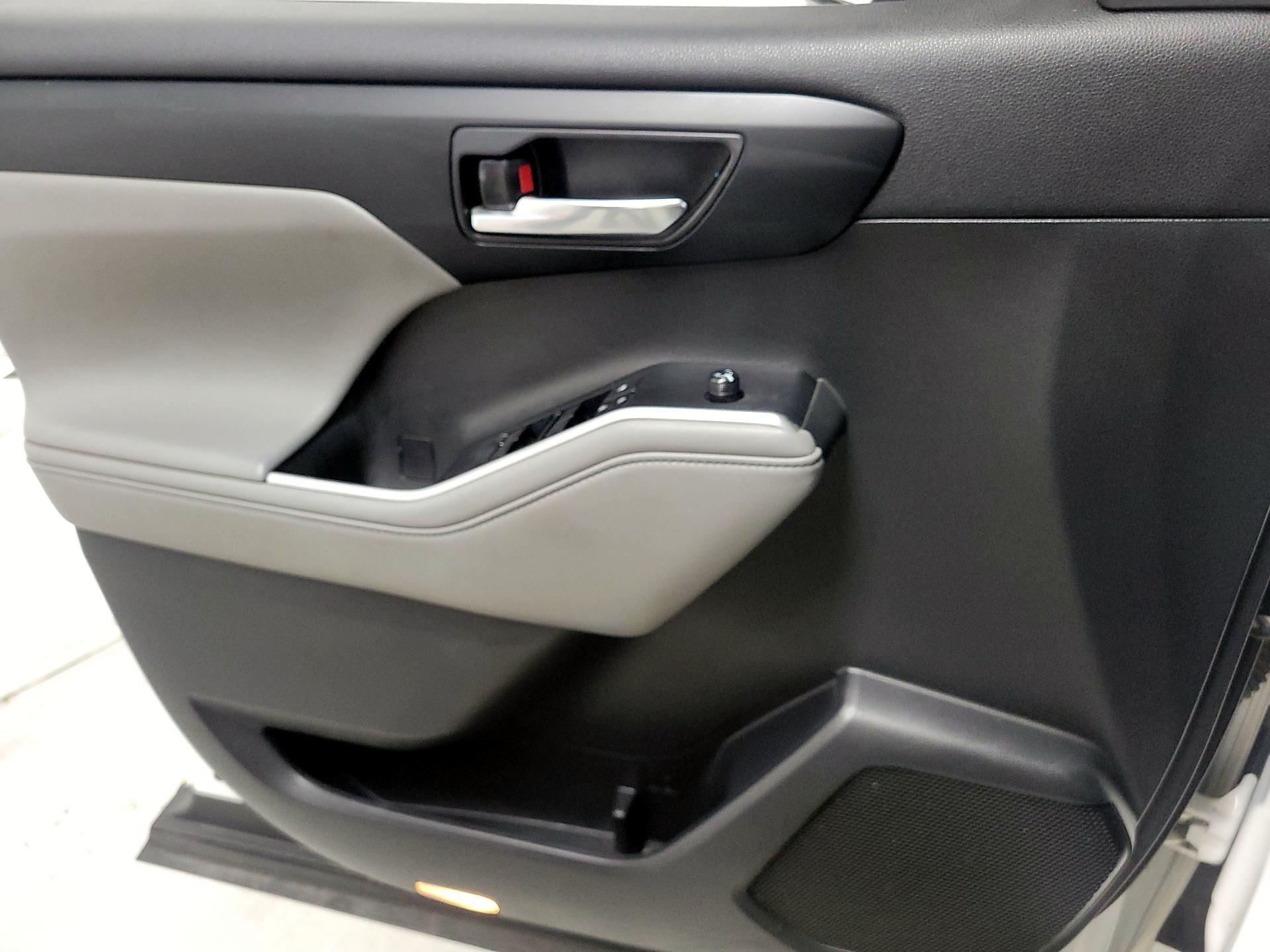 Thumbnail: 2020 Toyota Highlander - 12