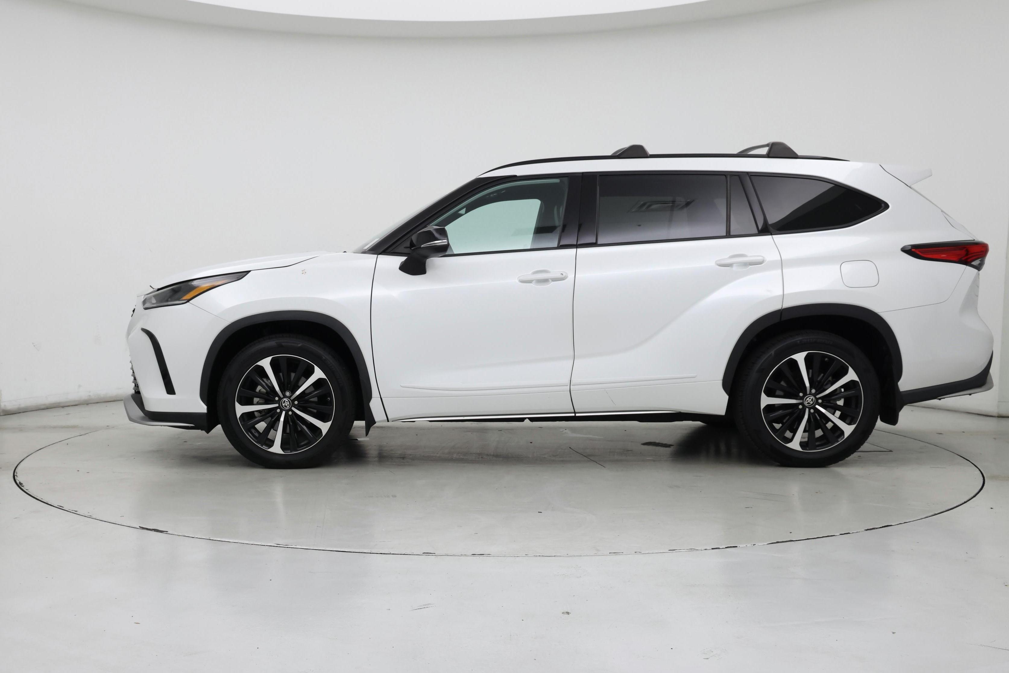 Thumbnail: 2022 Toyota Highlander - 3