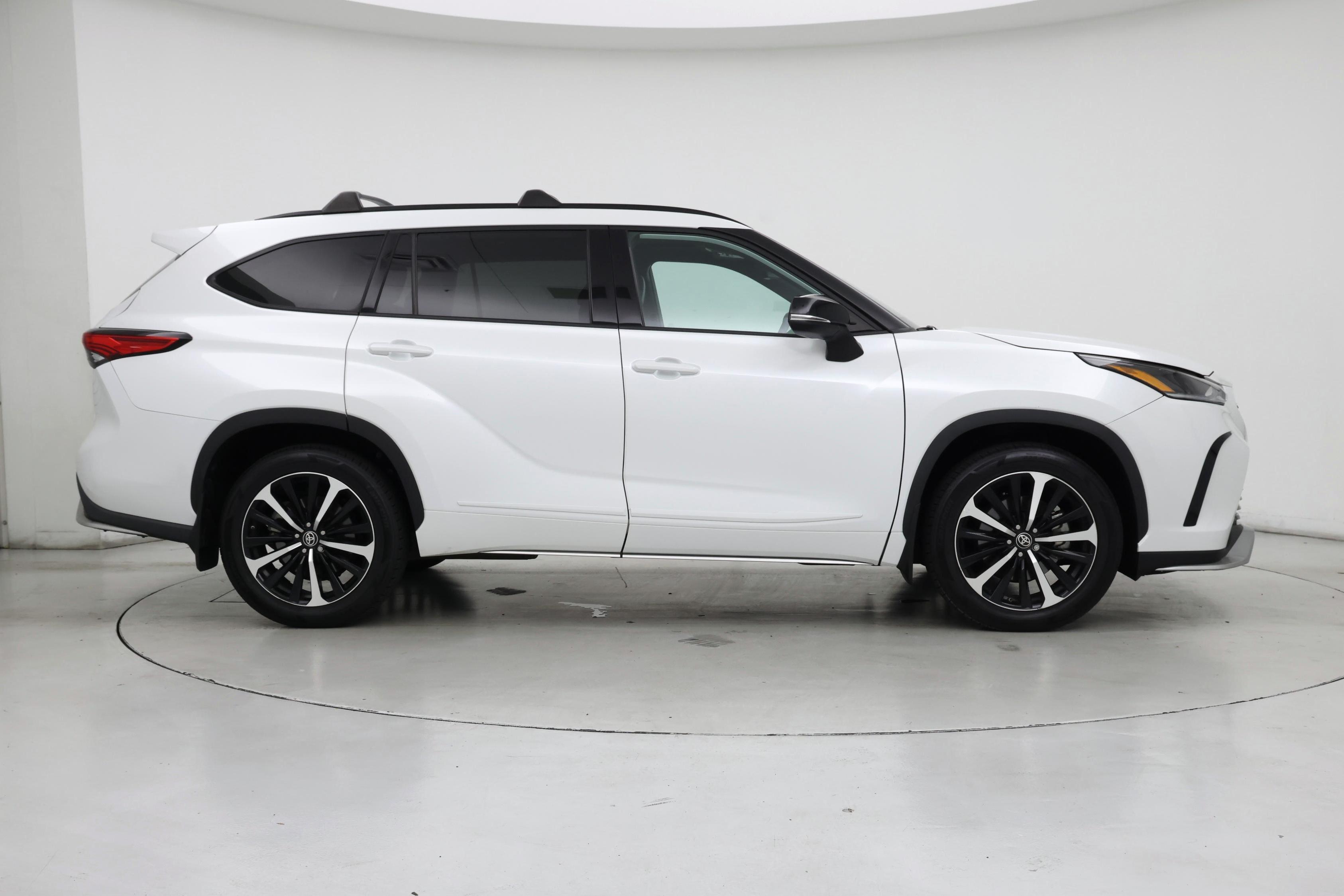 Thumbnail: 2022 Toyota Highlander - 7