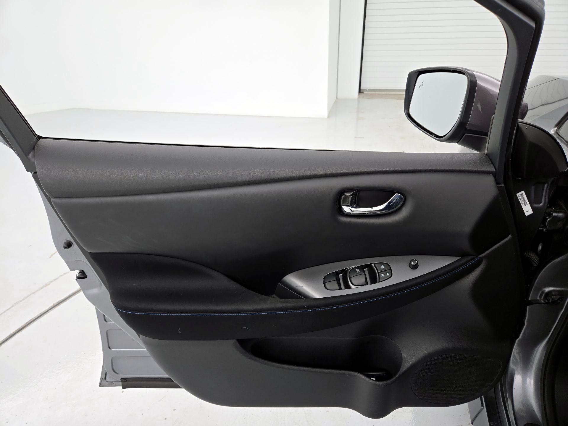 Thumbnail: 2022 Nissan Leaf - 12