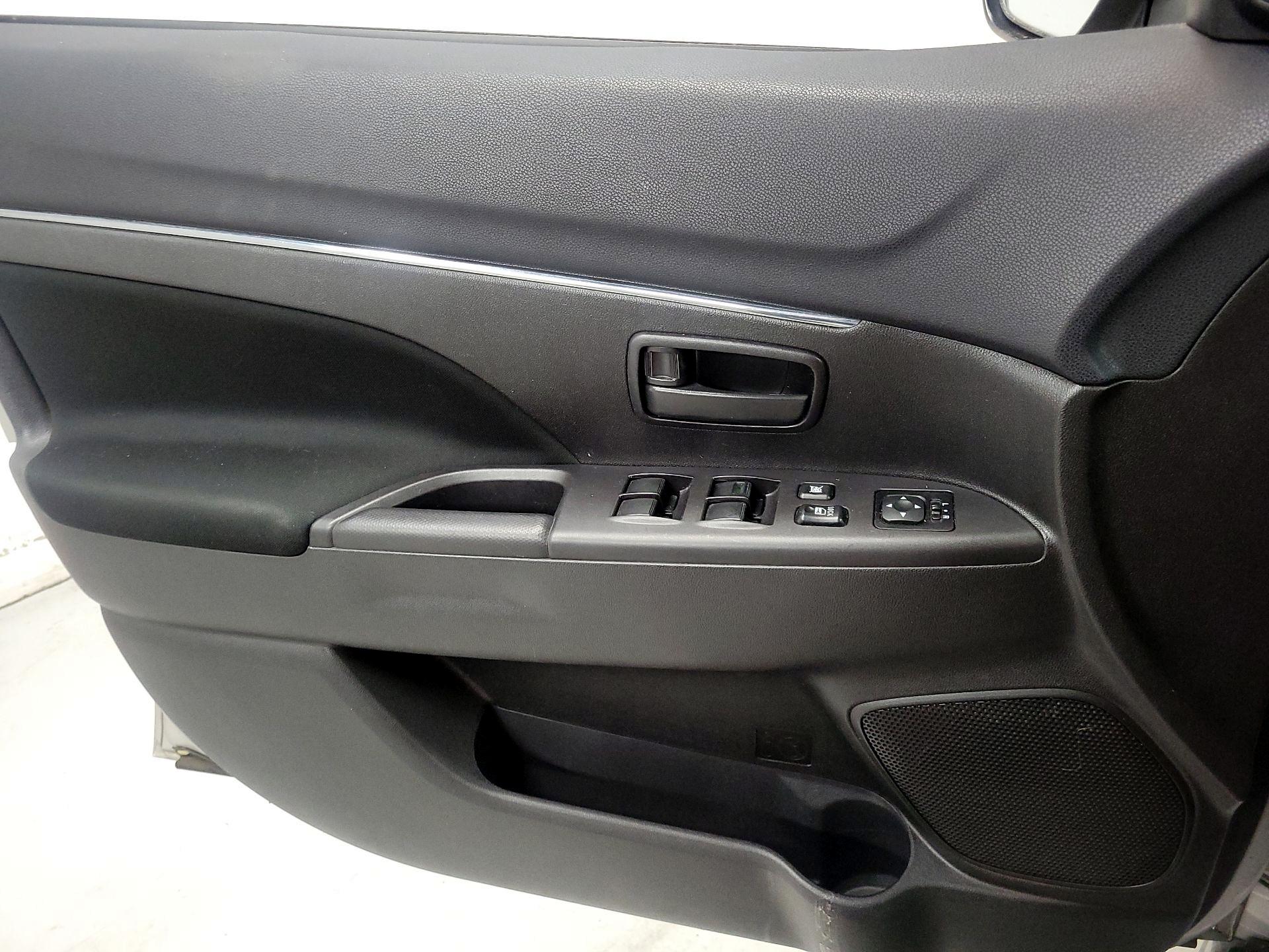 Thumbnail: 2015 Mitsubishi Outlander Sport - 12