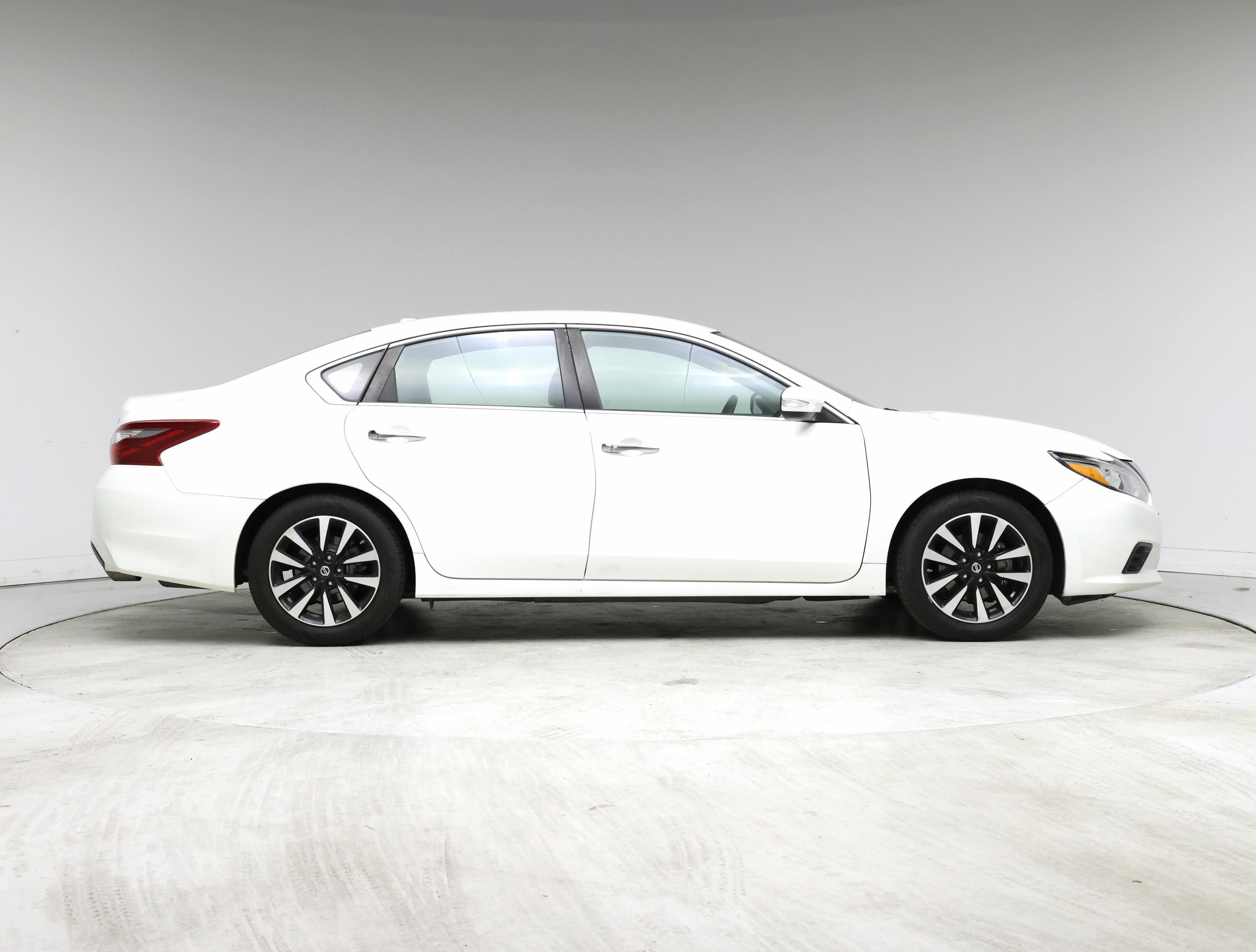 Thumbnail: 2018 Nissan Altima - 7