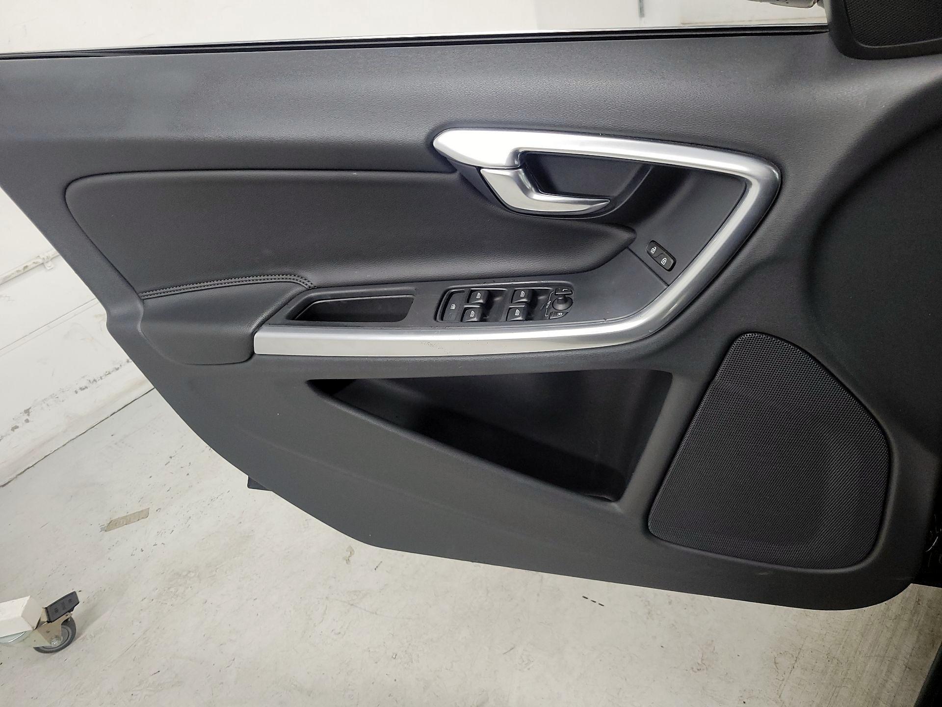 Thumbnail: 2015 Volvo V60 - 12