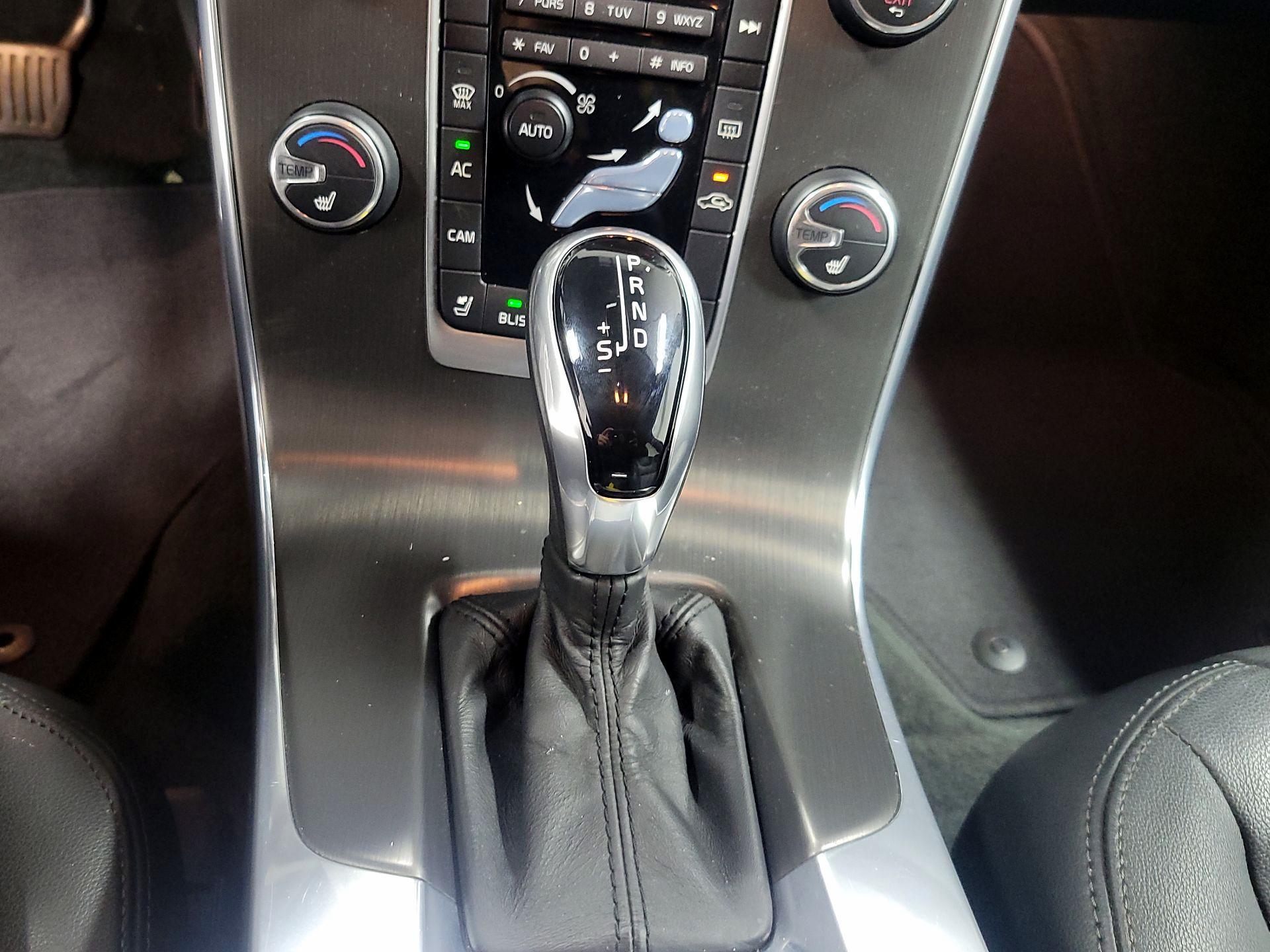 Thumbnail: 2015 Volvo V60 - 17