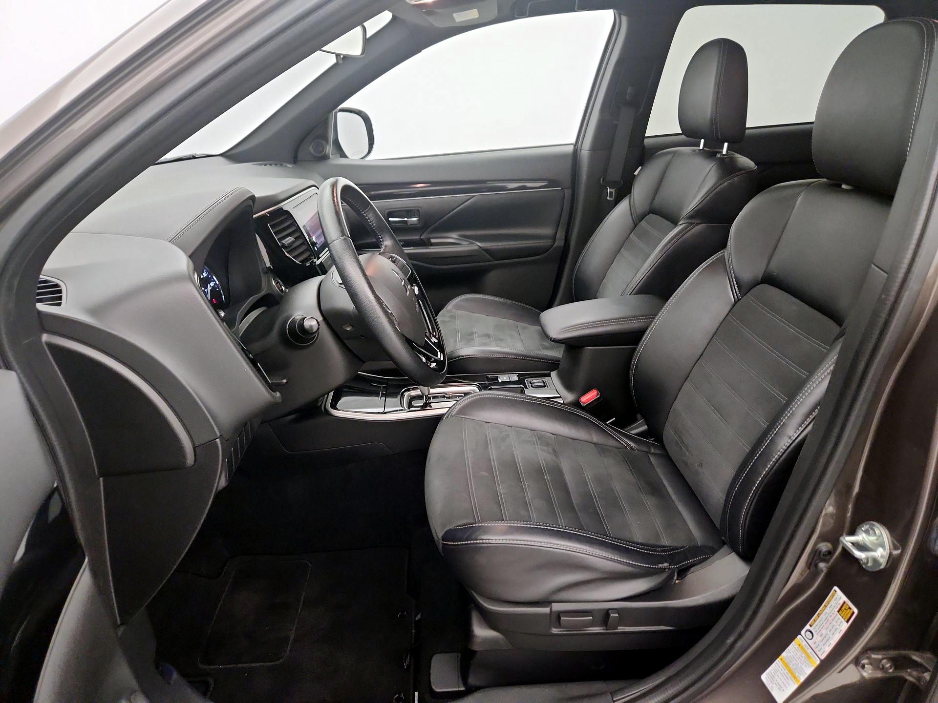 Thumbnail: 2019 Mitsubishi Outlander - 11