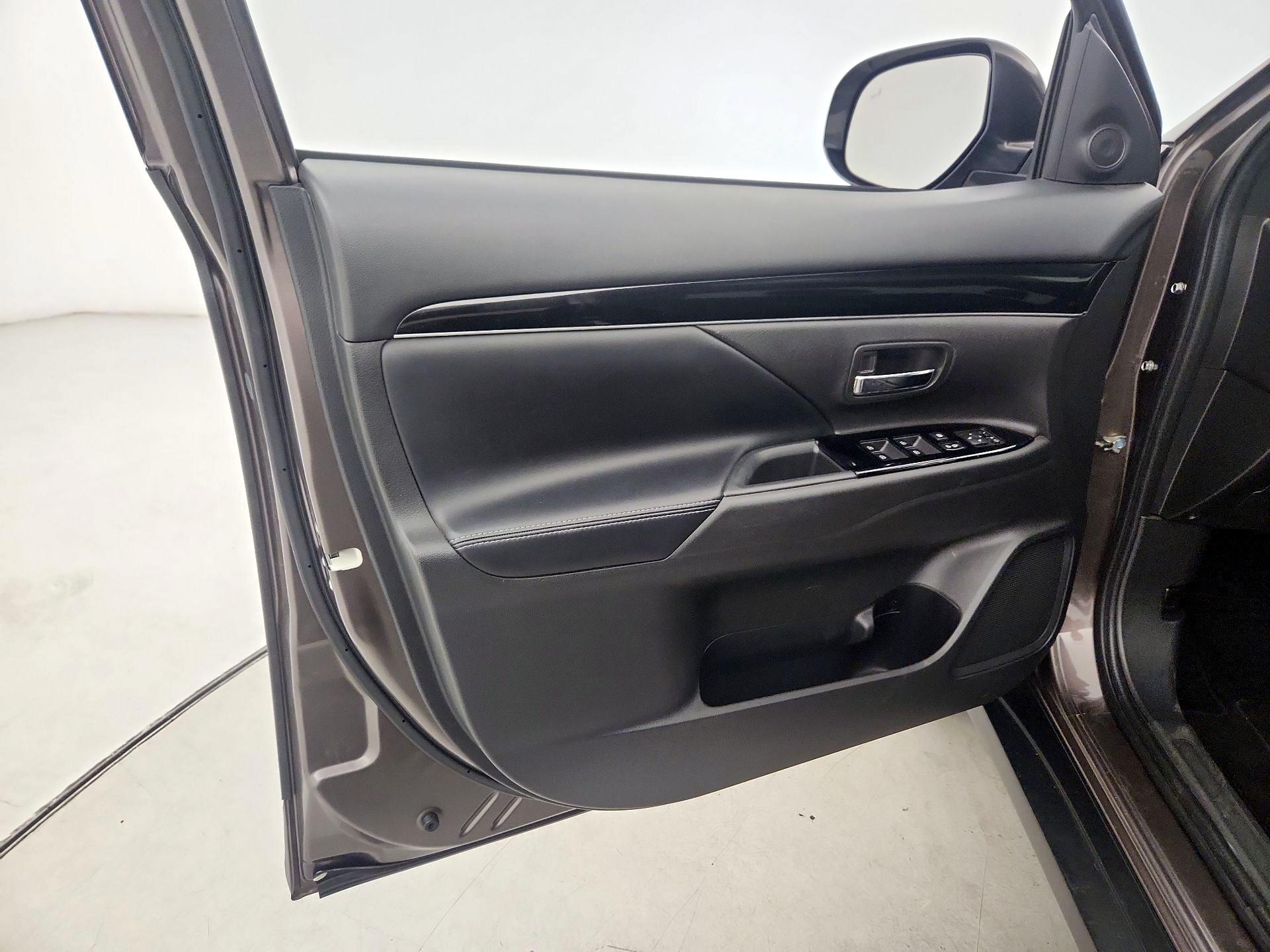 Thumbnail: 2019 Mitsubishi Outlander - 12