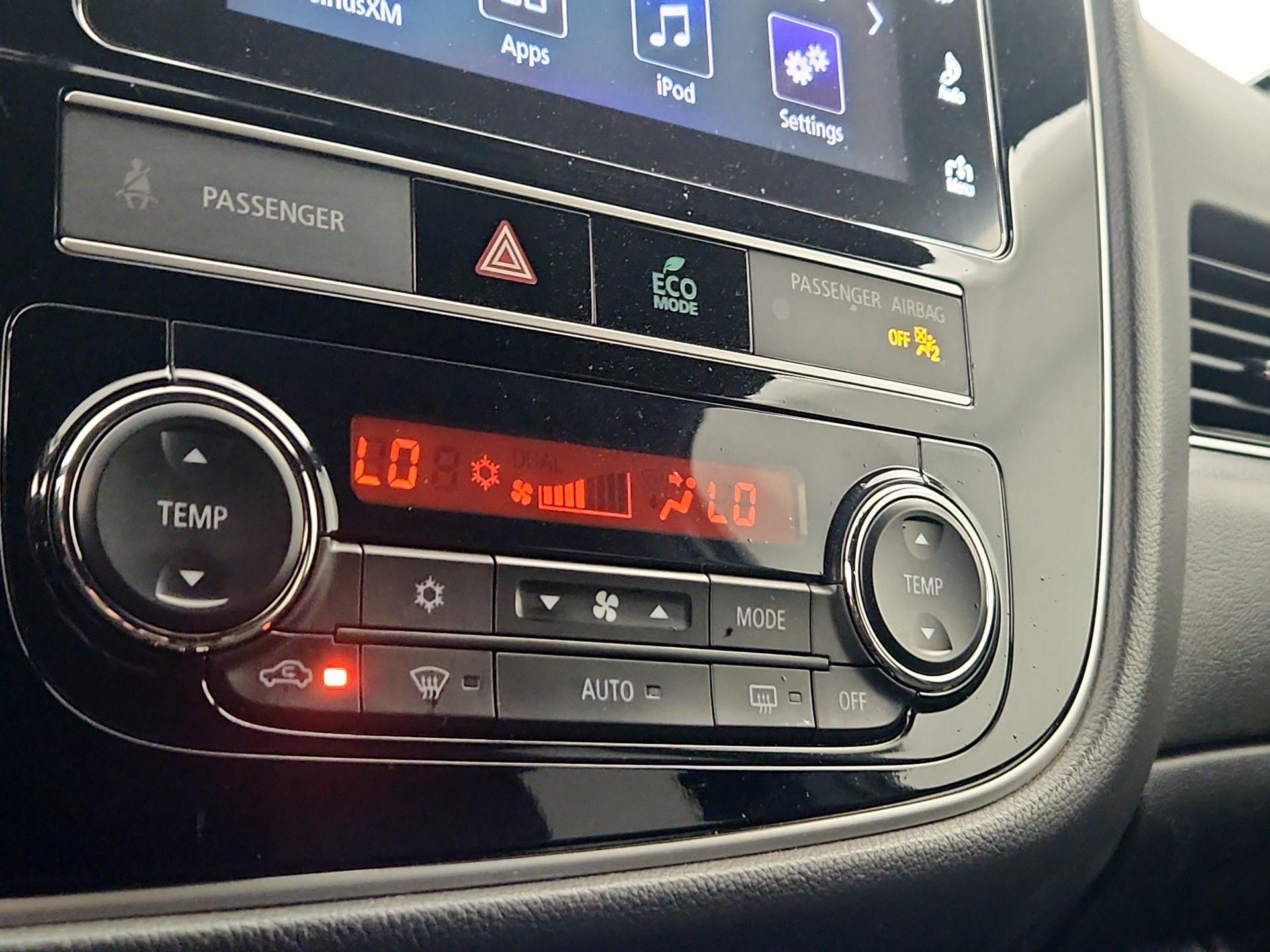 Thumbnail: 2019 Mitsubishi Outlander - 16