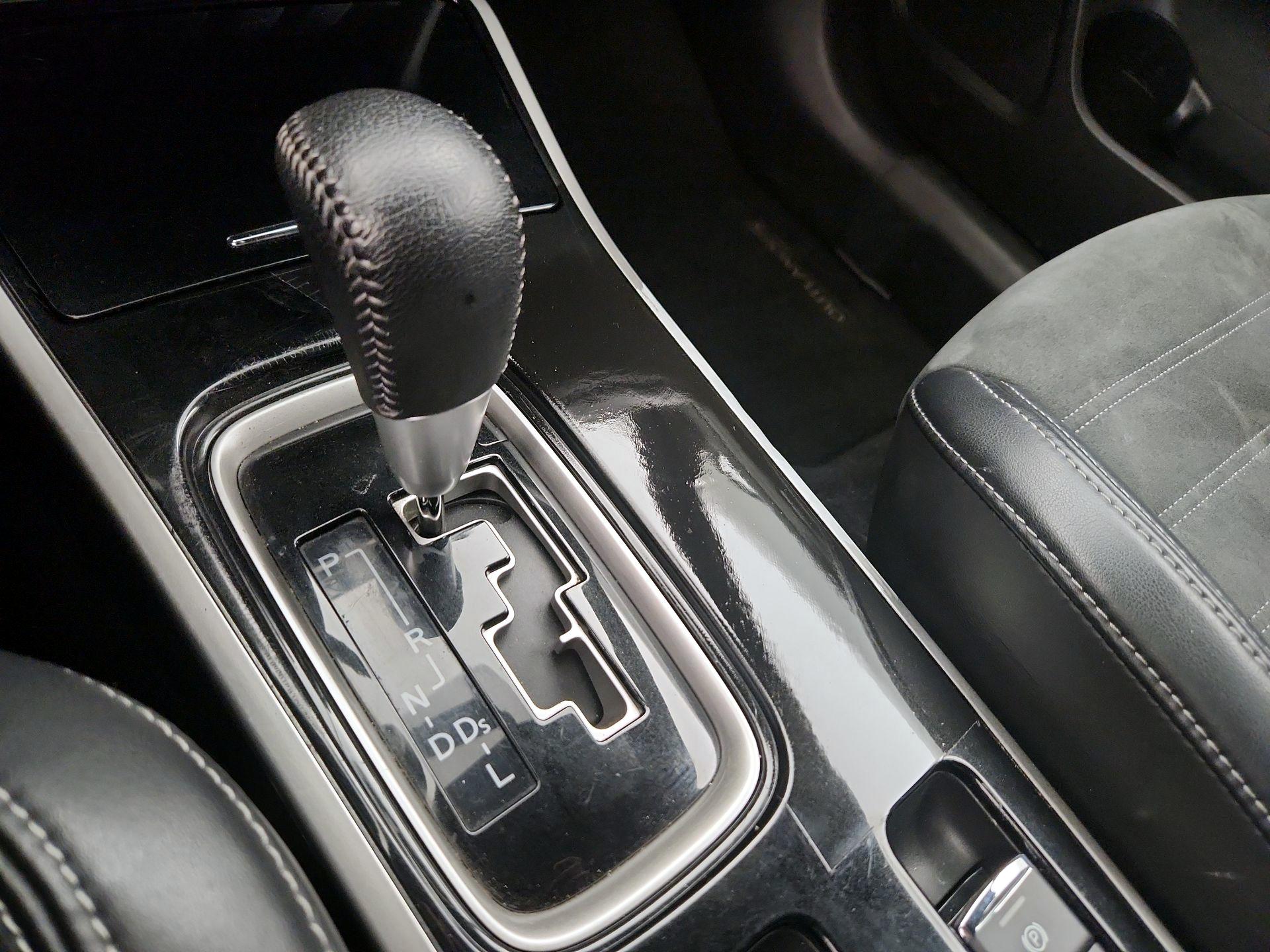 Thumbnail: 2019 Mitsubishi Outlander - 17