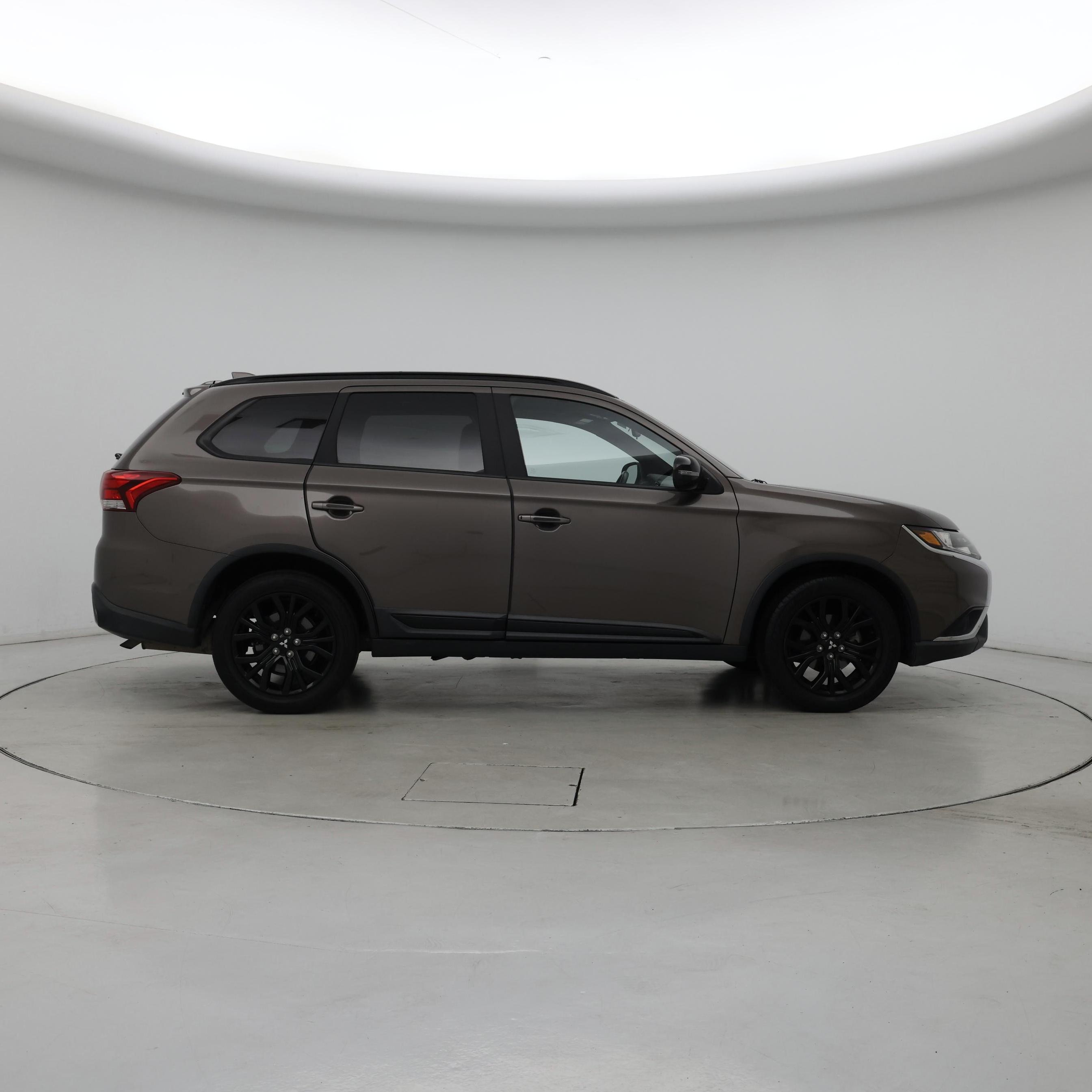 Thumbnail: 2019 Mitsubishi Outlander - 7