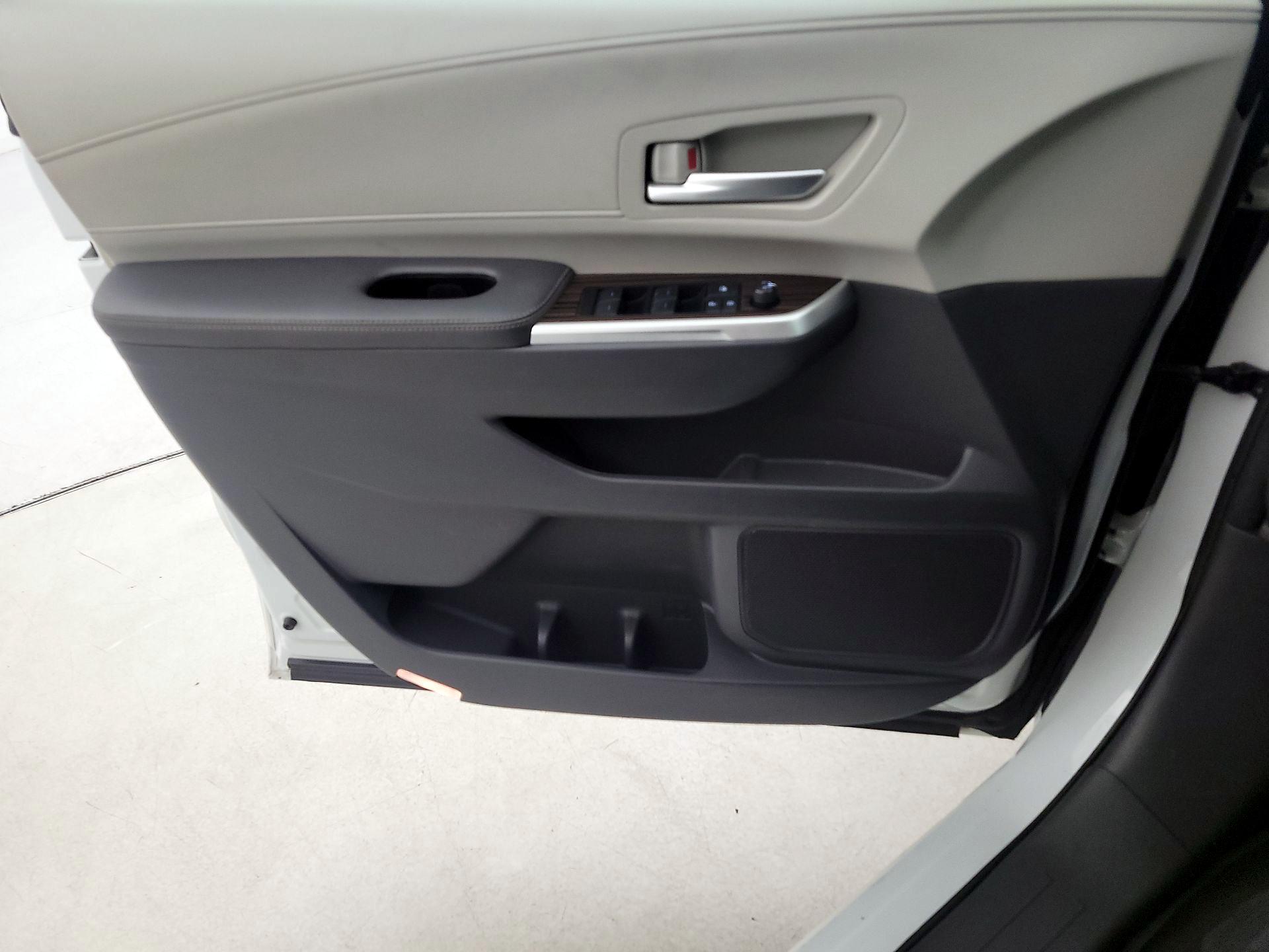 Thumbnail: 2021 Toyota Sienna - 12