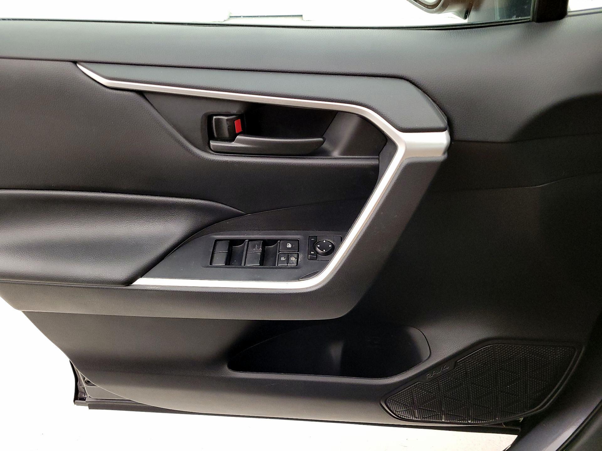 Thumbnail: 2020 Toyota RAV4 - 12