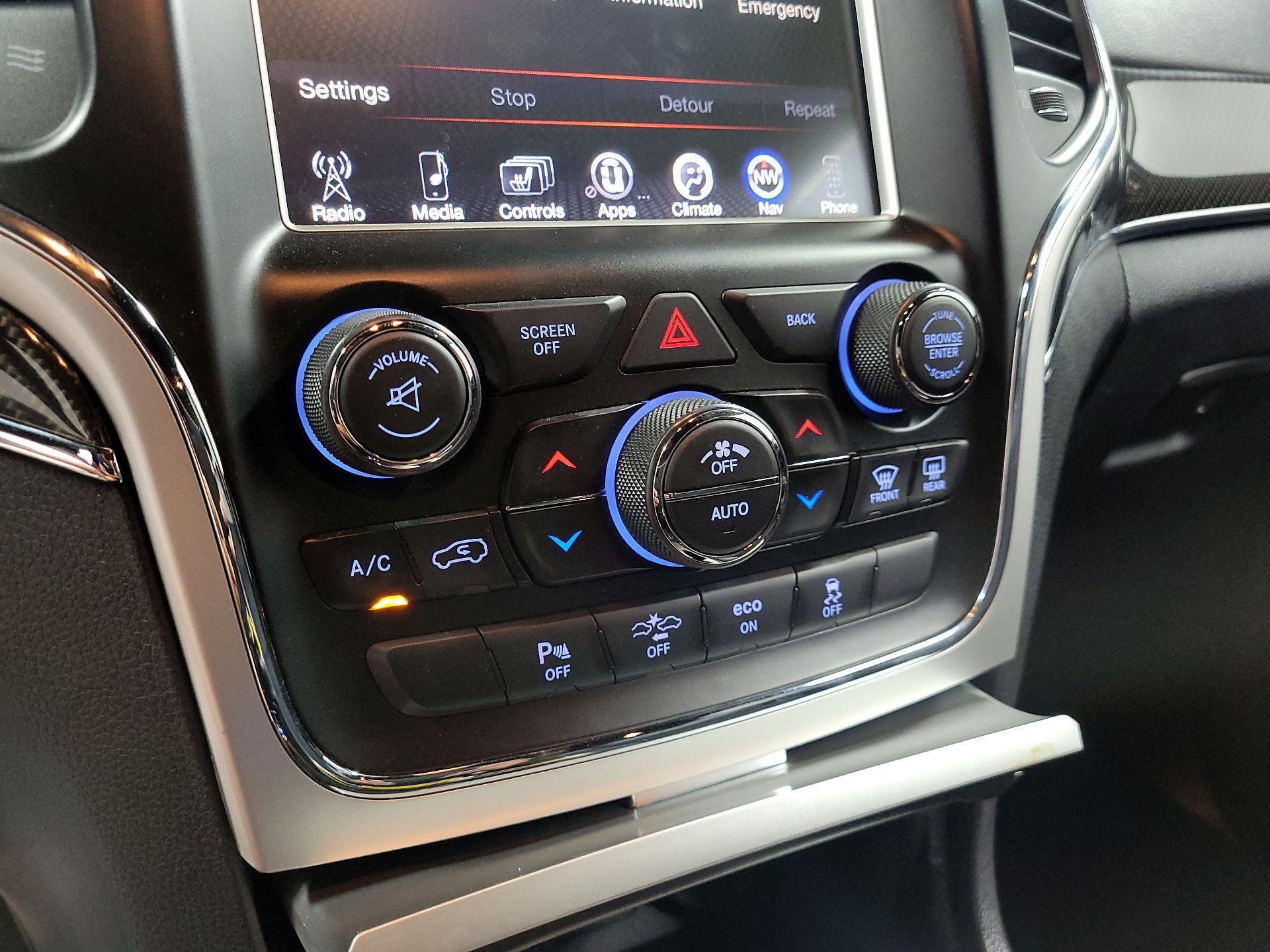 Thumbnail: 2015 Jeep Grand Cherokee - 17
