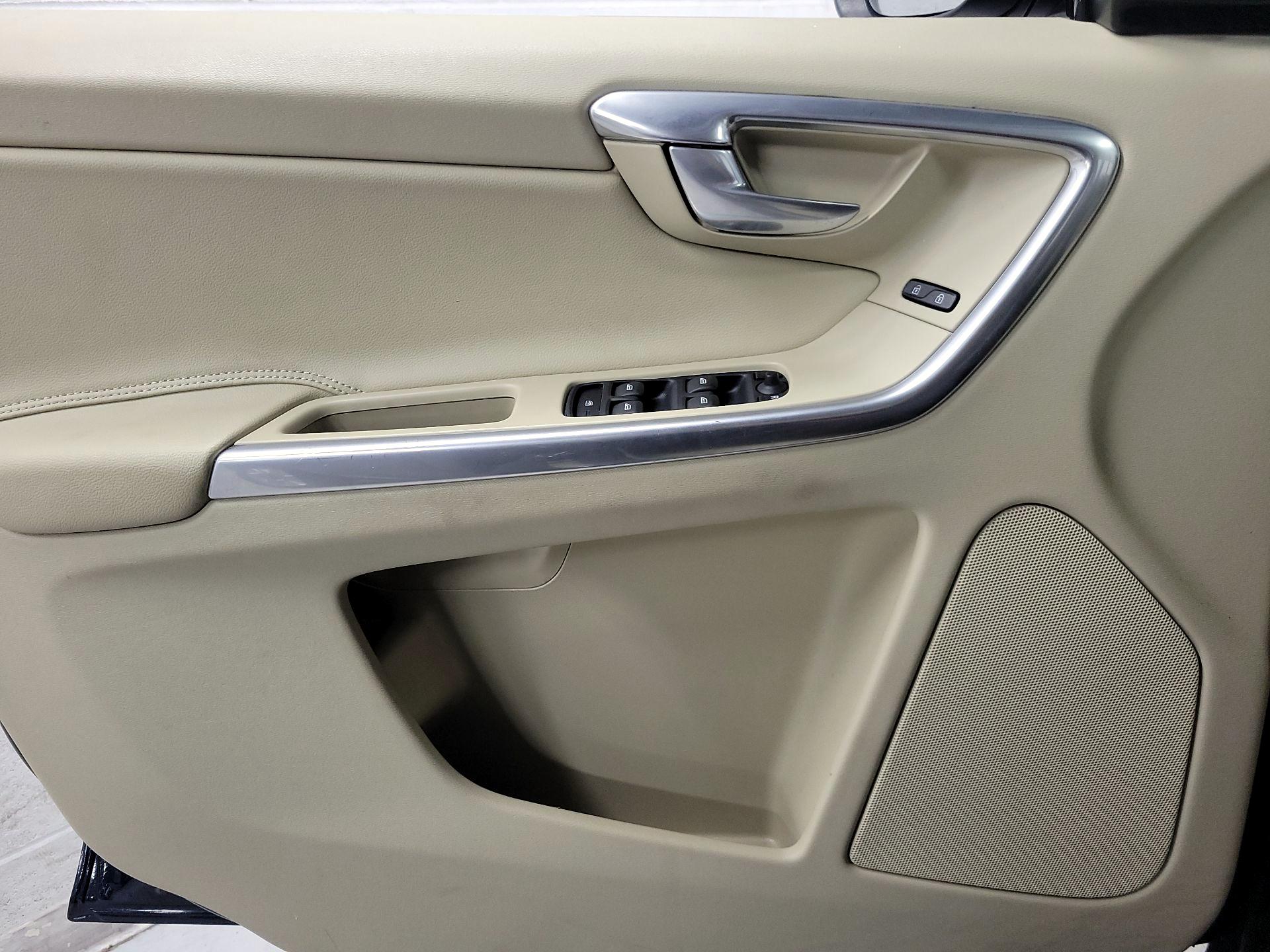 Thumbnail: 2015 Volvo XC60 - 12