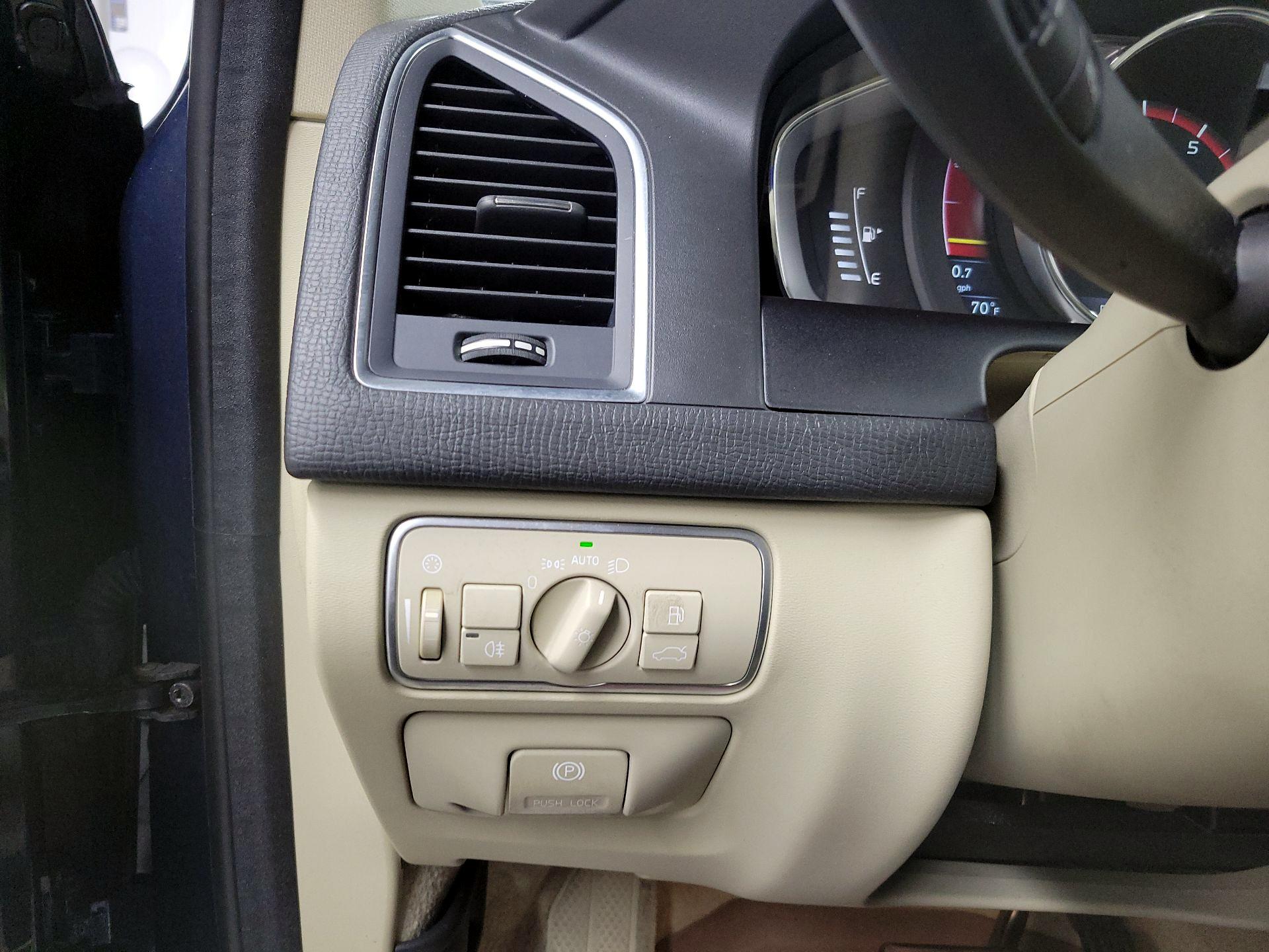 Thumbnail: 2015 Volvo XC60 - 13
