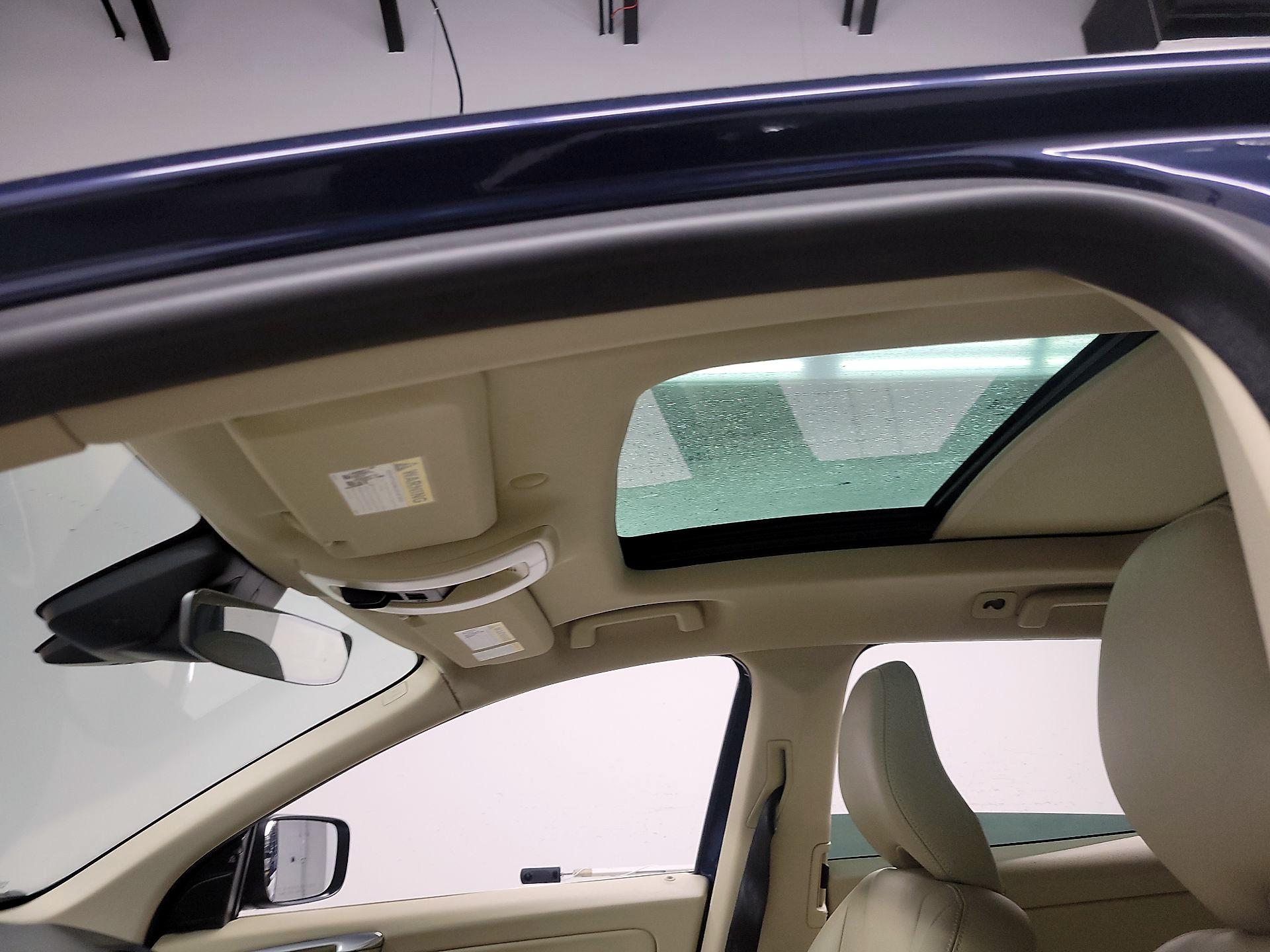 Thumbnail: 2015 Volvo XC60 - 18